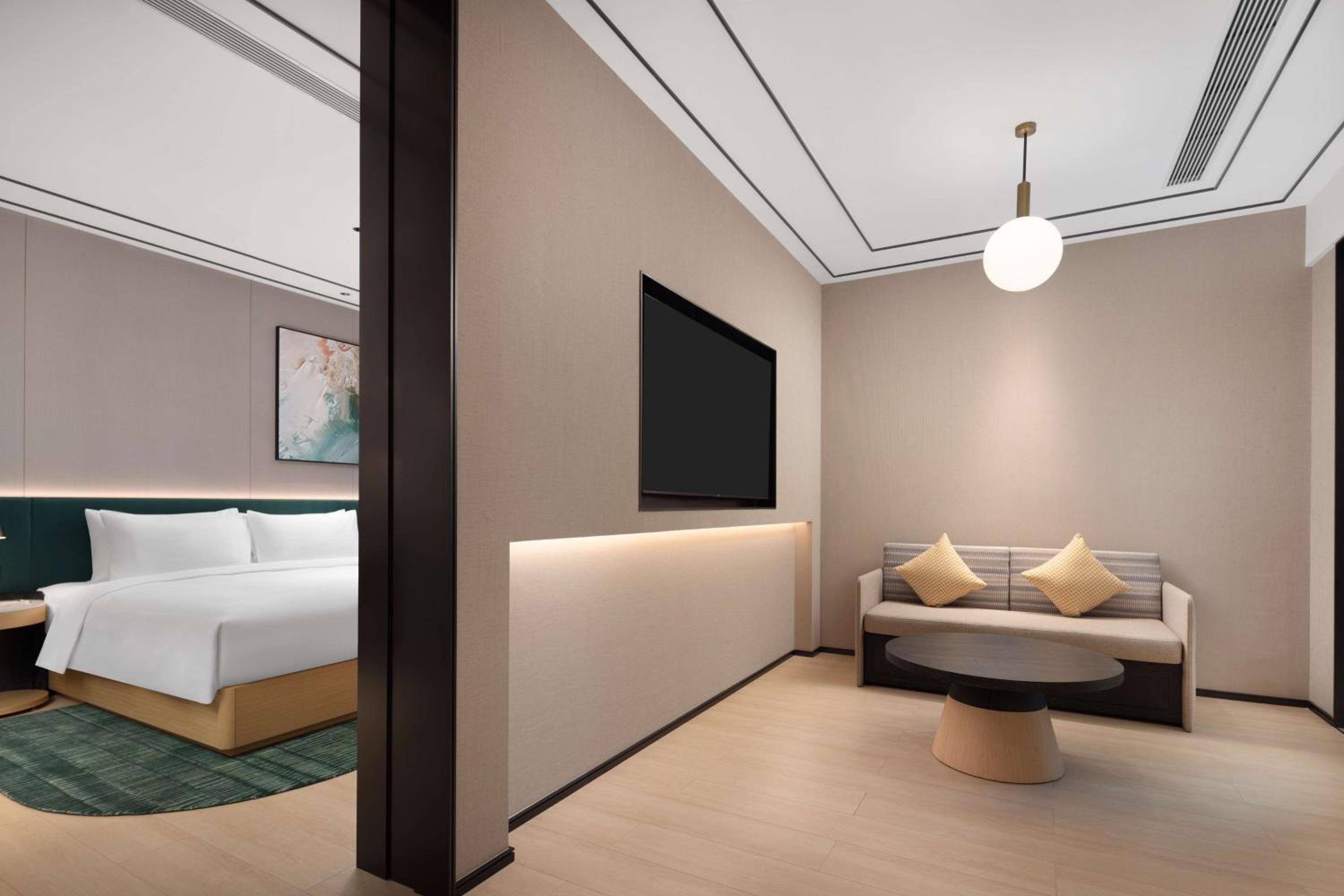 Deluxe King Suite thumbnail 5