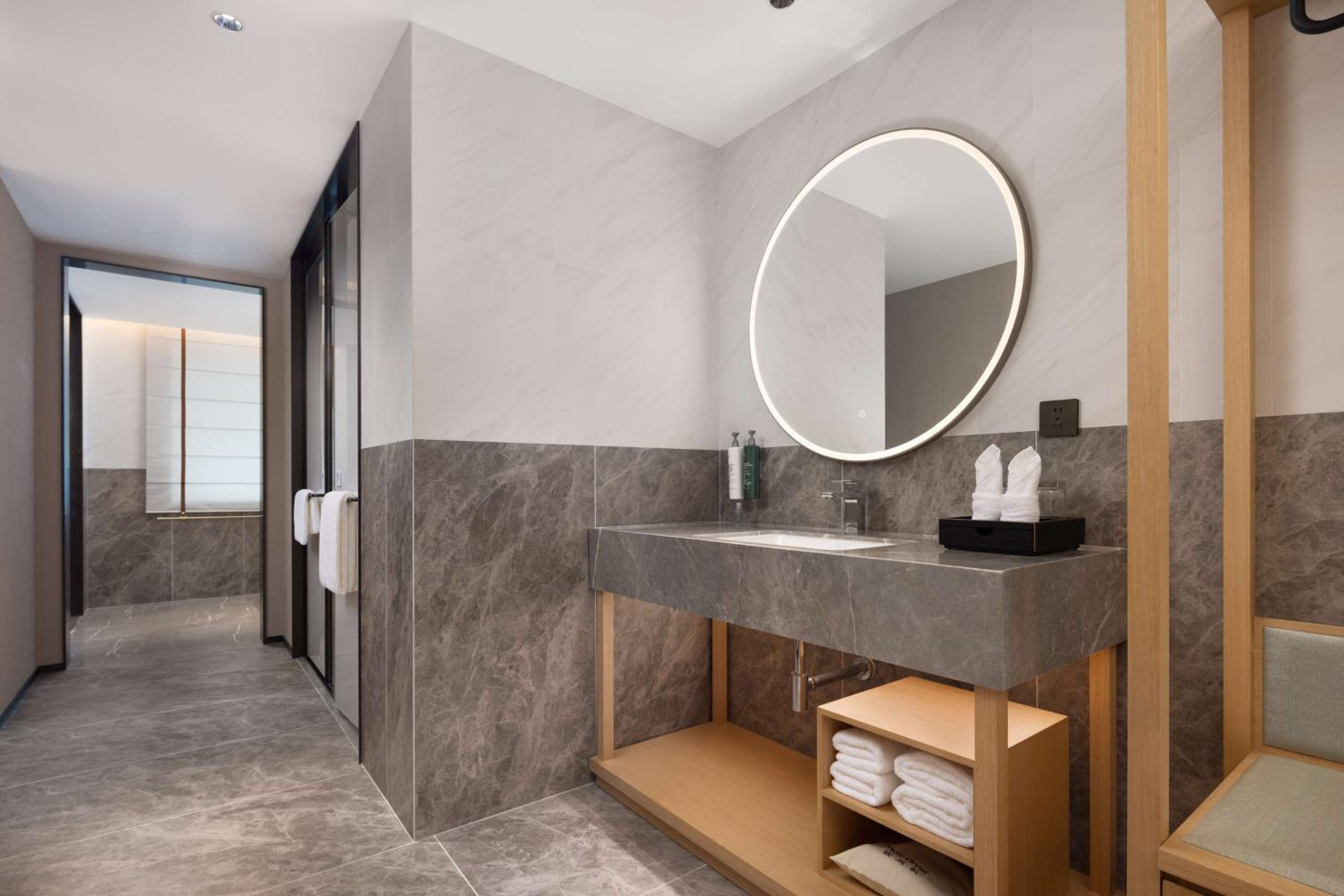 Deluxe King Suite