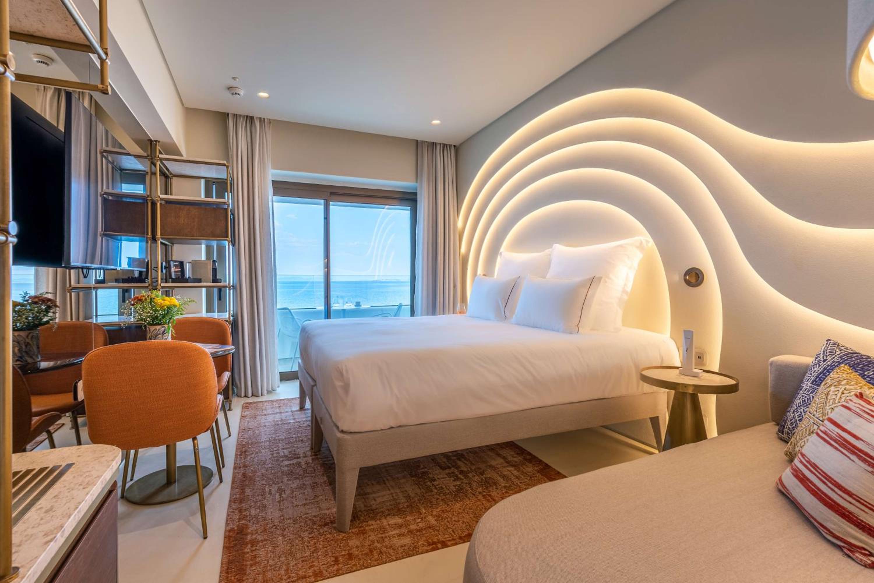 Deluxe King Room with Sea View - Photo 1