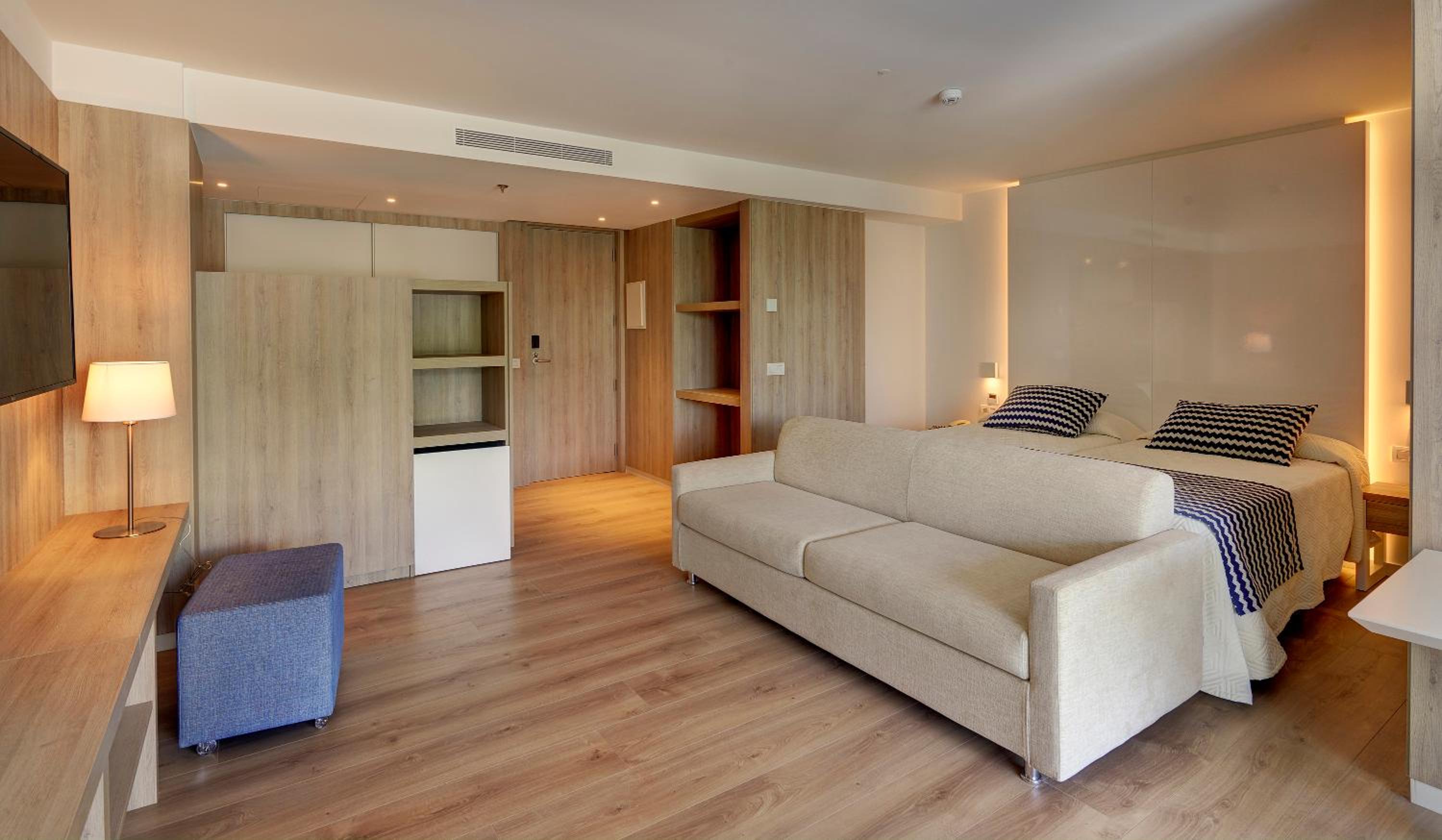 Junior Suite with Pool View - Photo 4