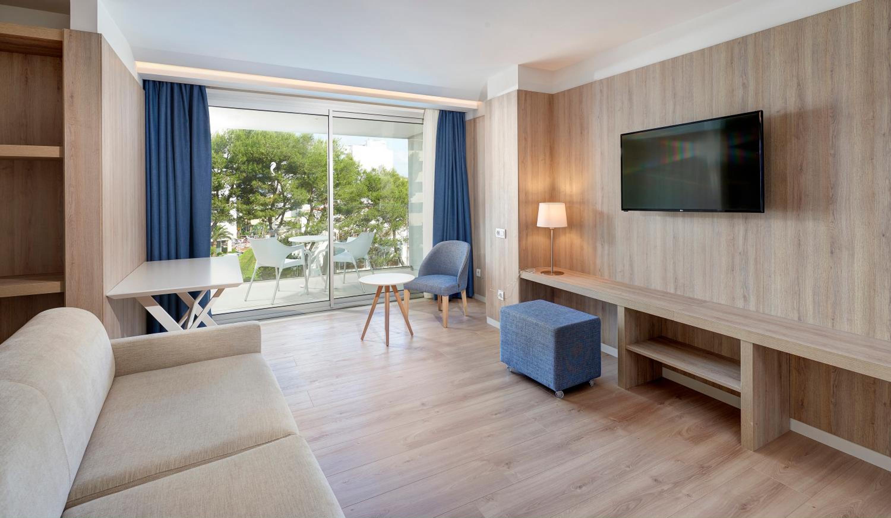 Junior Suite with Pool View - Photo 2