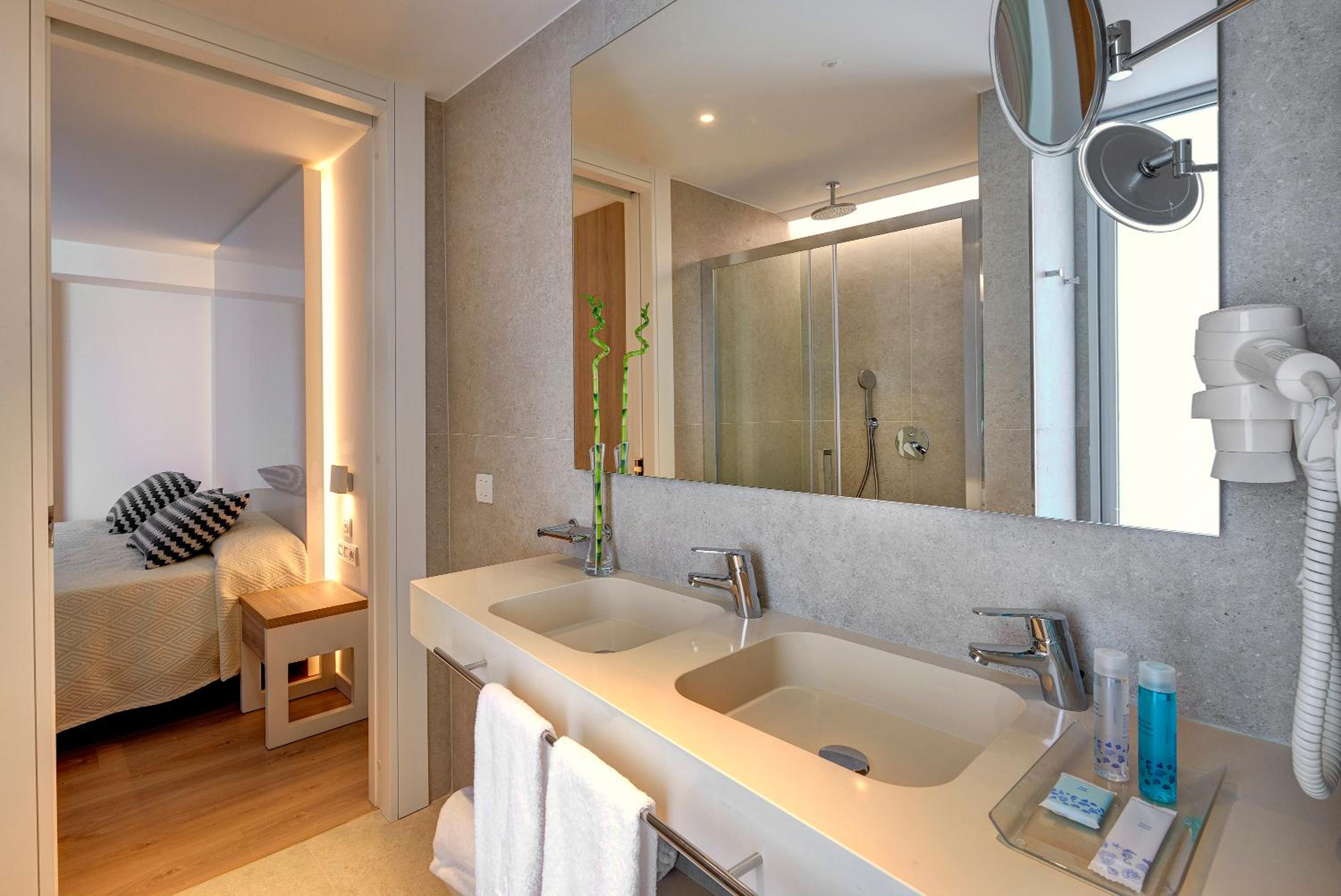 Junior Suite with Pool View - Photo 5