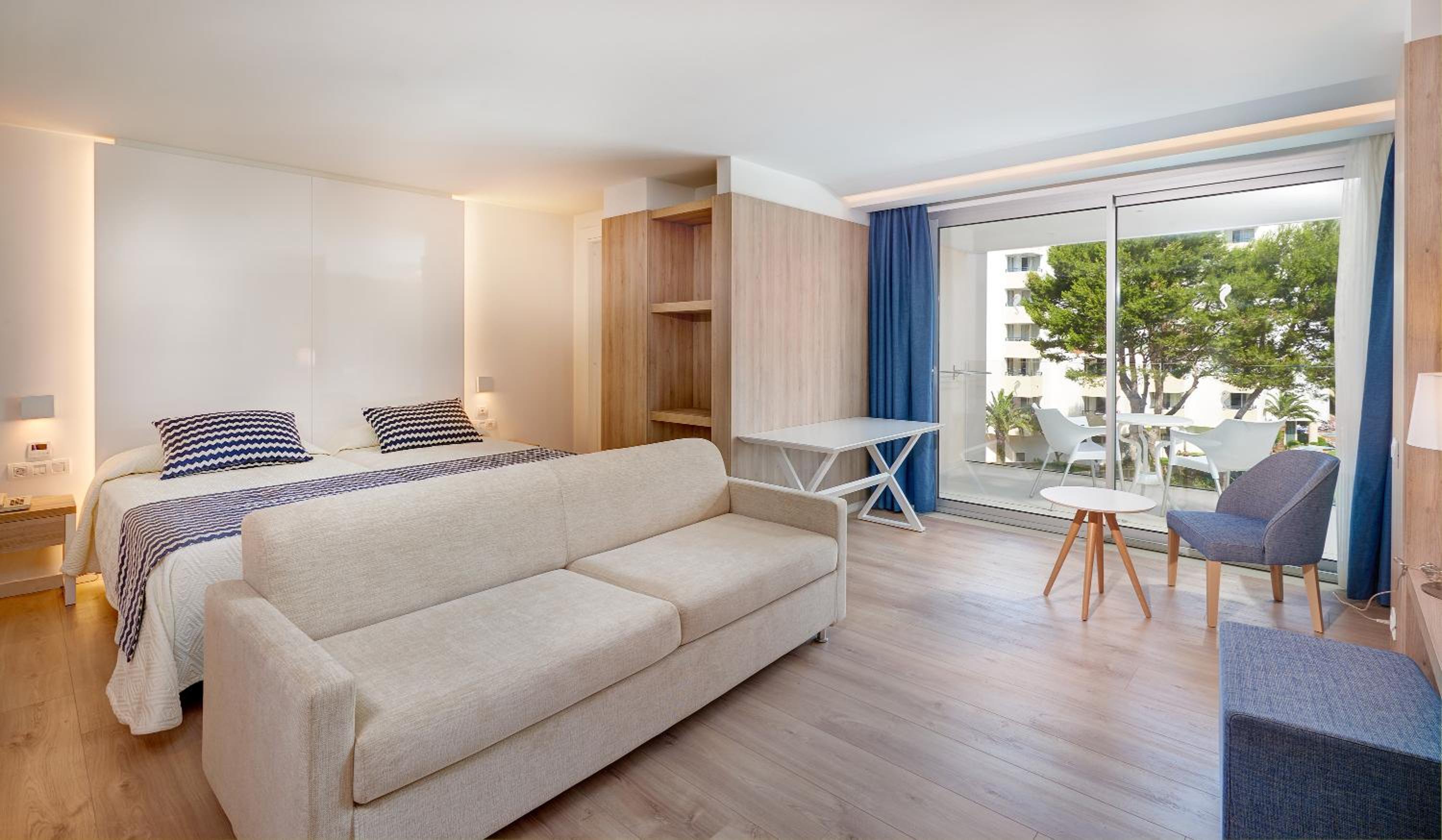 Junior Suite with Pool View - Photo 1