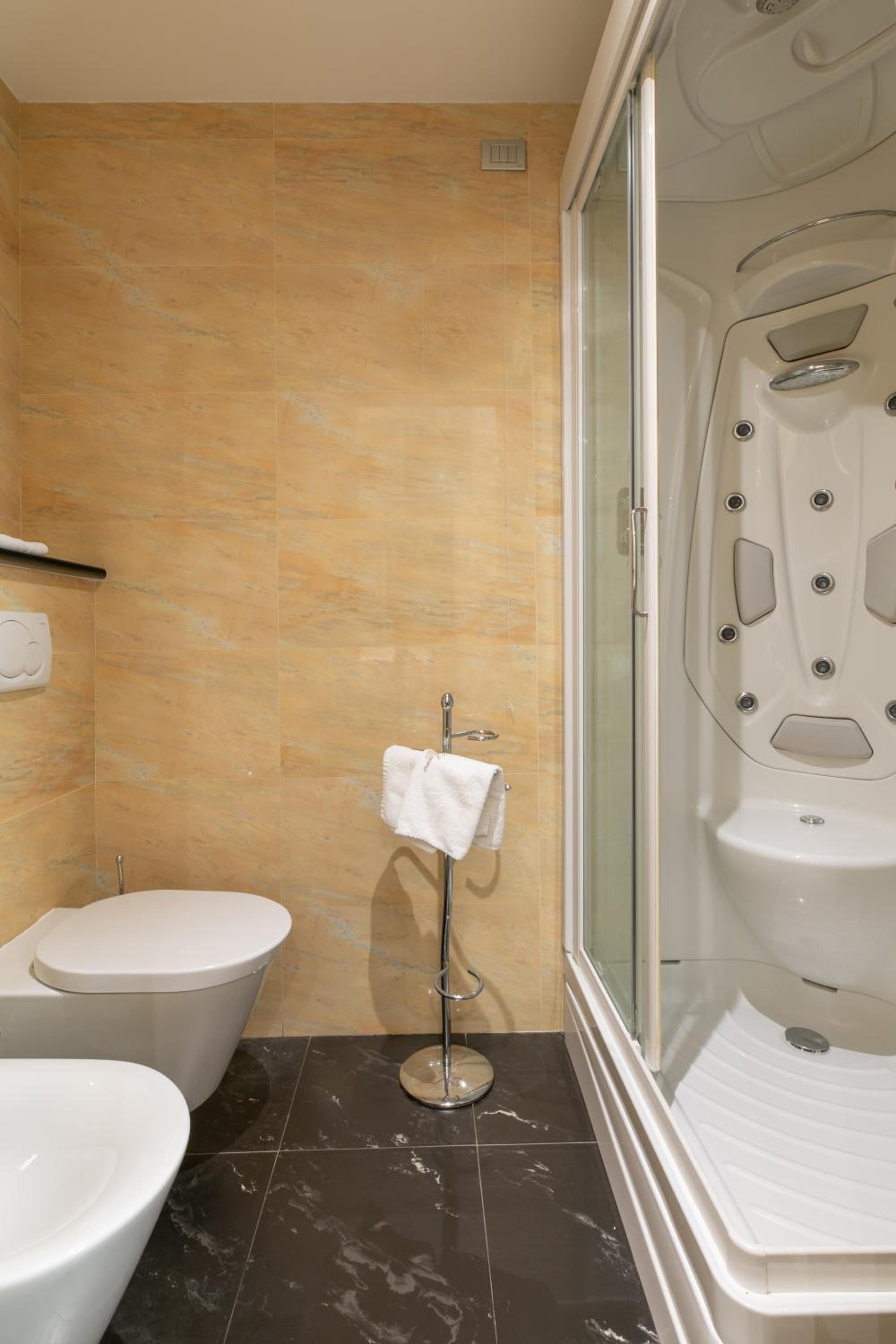 Suite - Photo 9