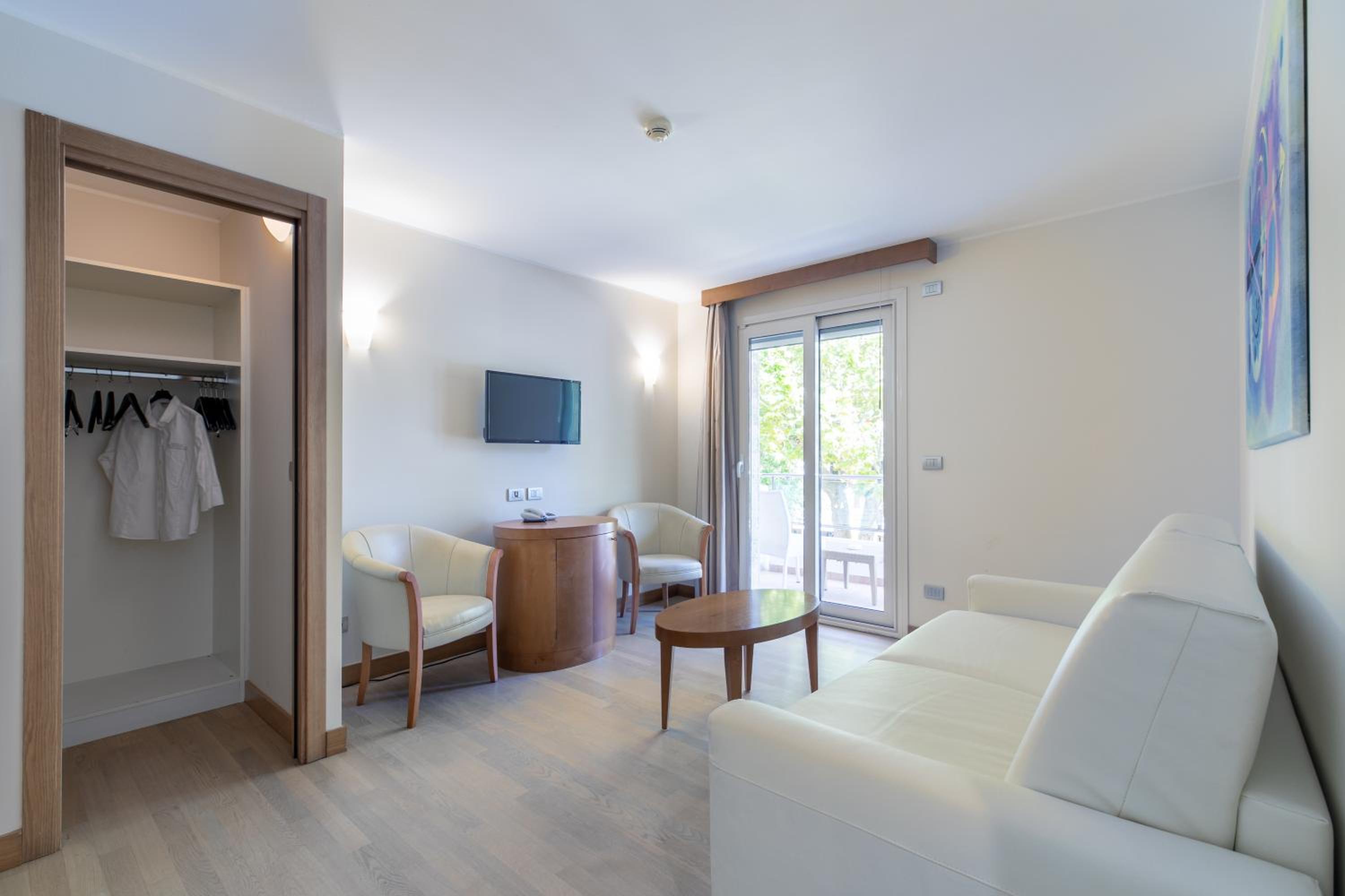 Suite - Photo 1