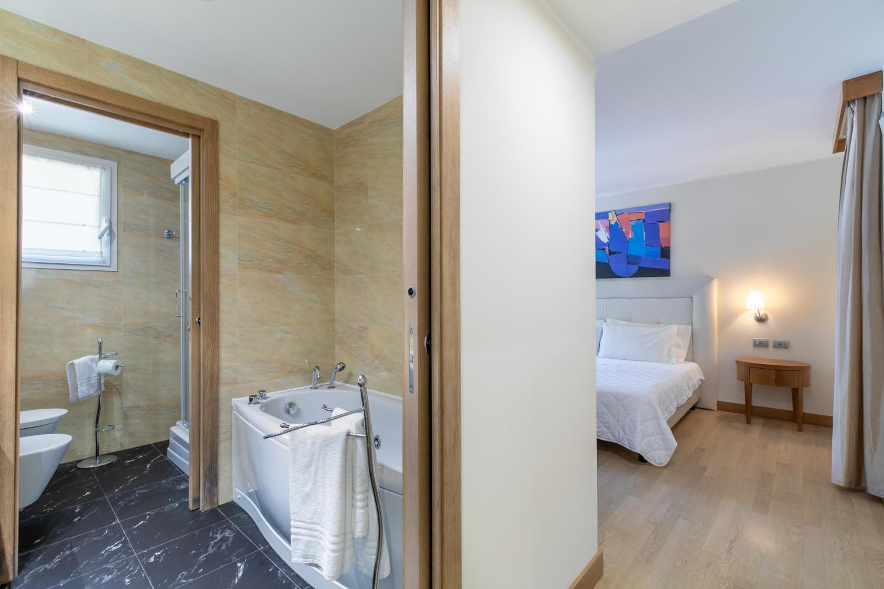 Suite - Photo 5
