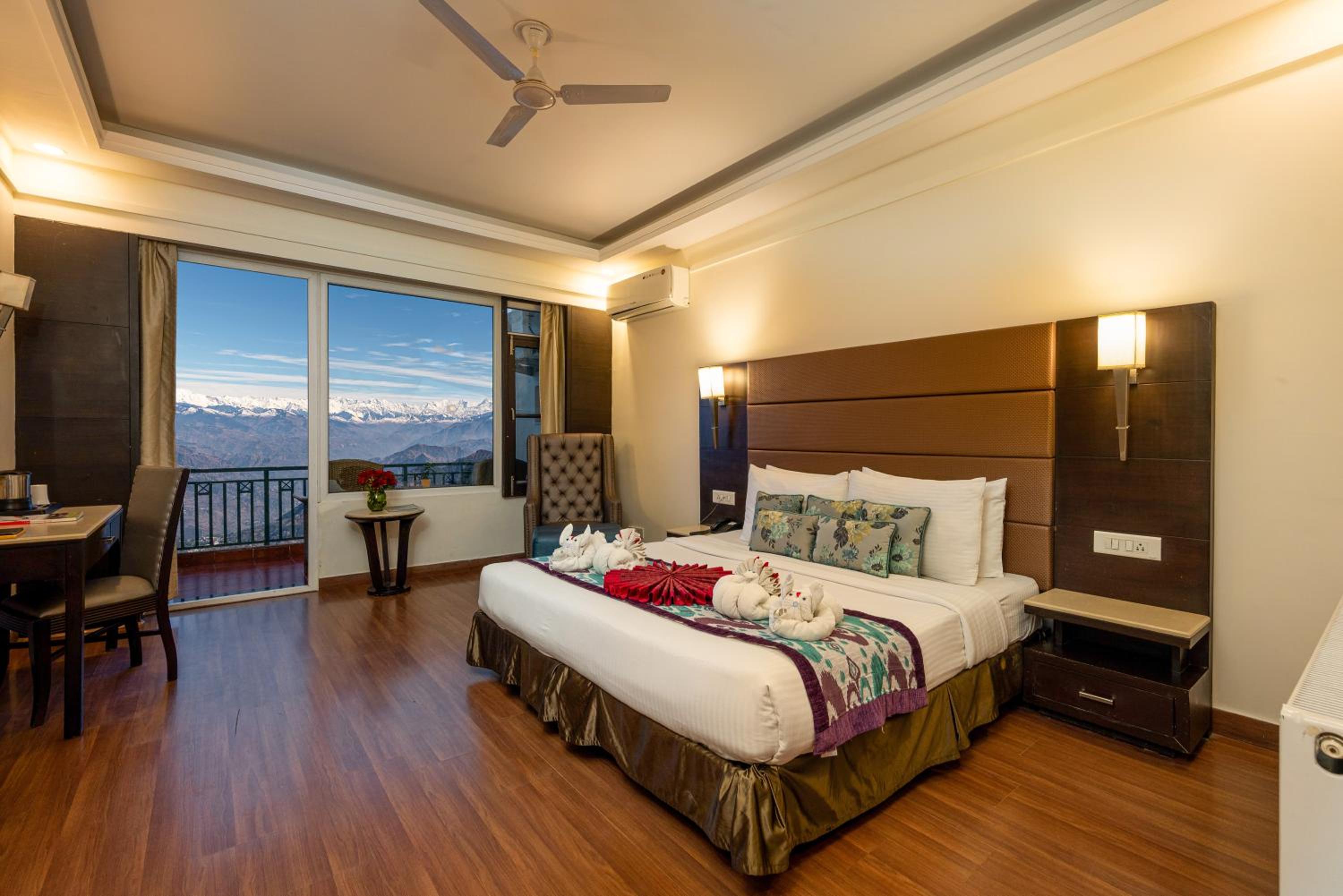 Superior Room with Private Balcony - Photo 5