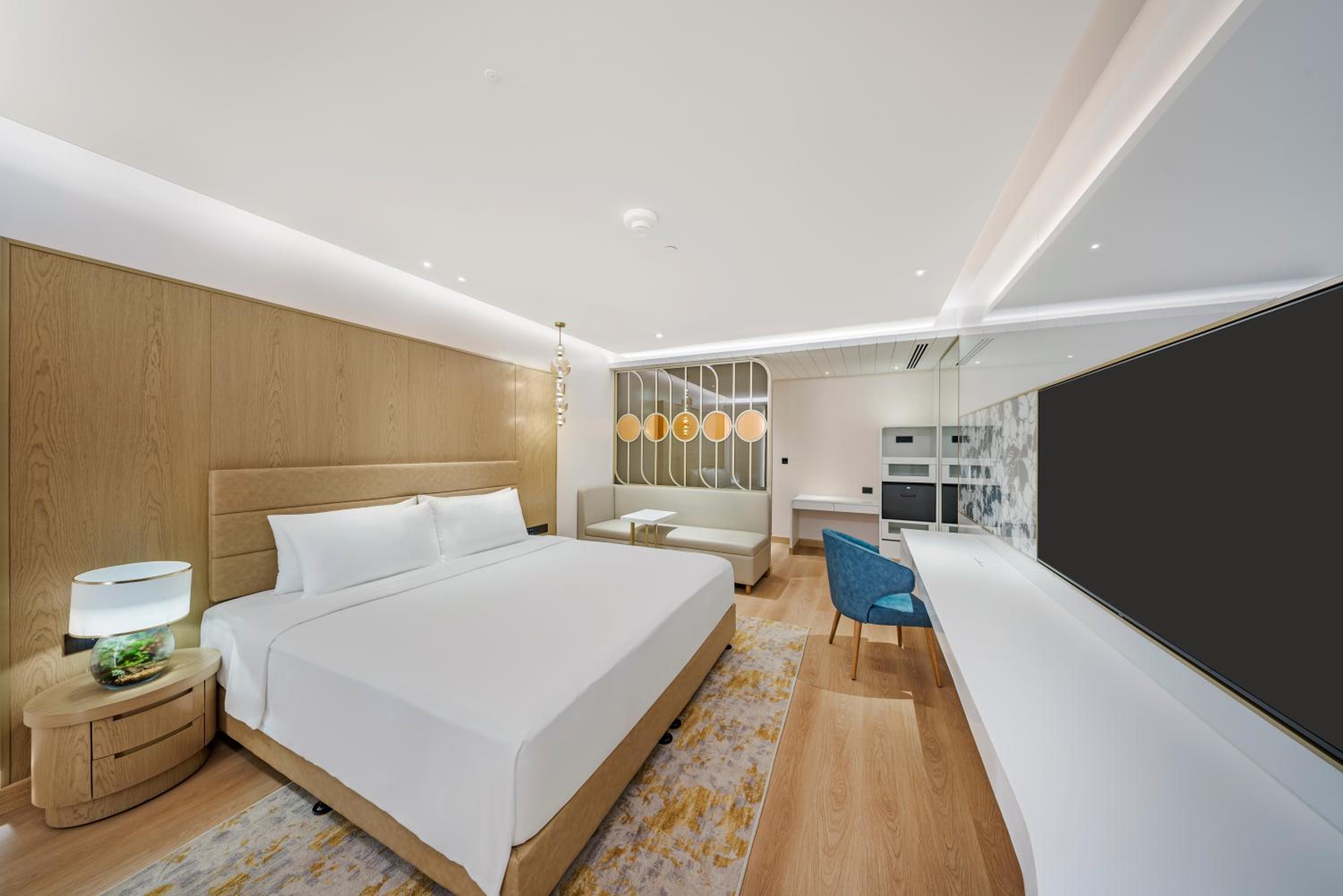 Junior Suite with Airport Transfers and Club Lounge access
