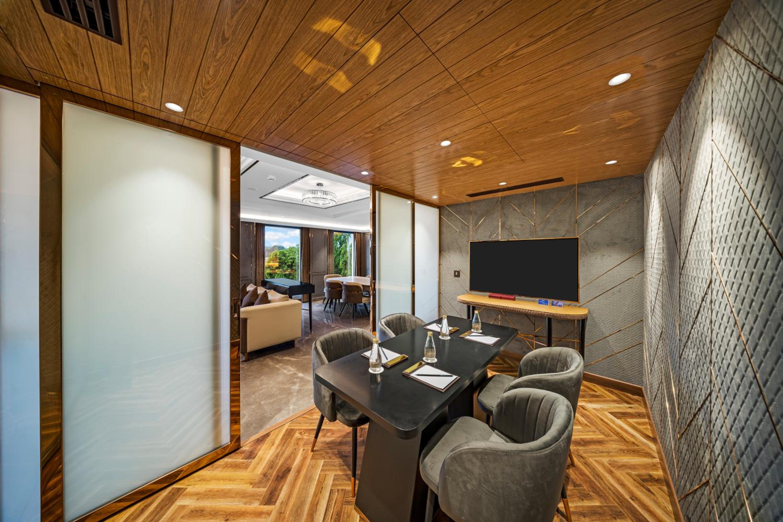 Presidential PentHouse Suite with Airport Transfers and Club Lounge access