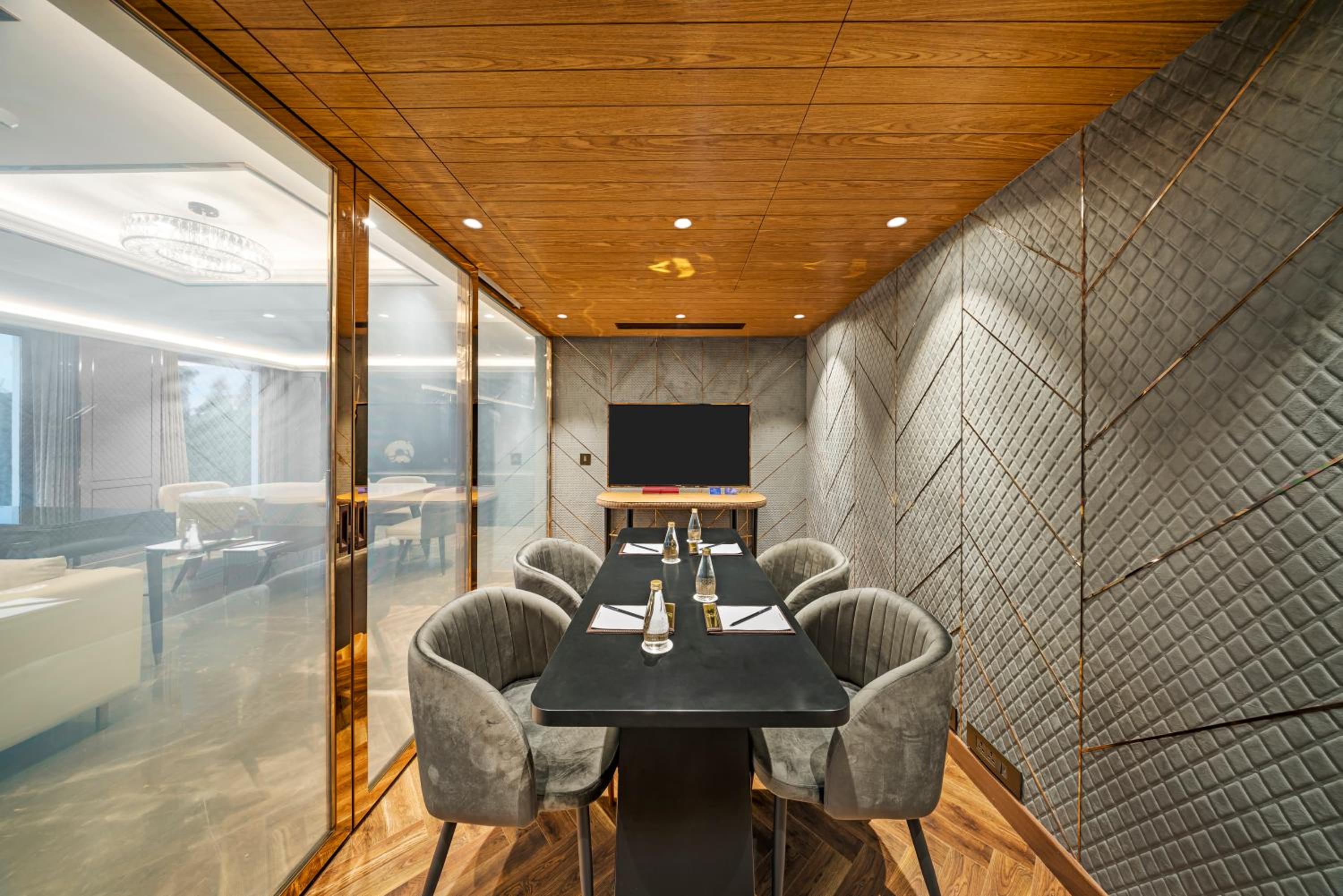 Presidential PentHouse Suite with Airport Transfers and Club Lounge access thumbnail 6