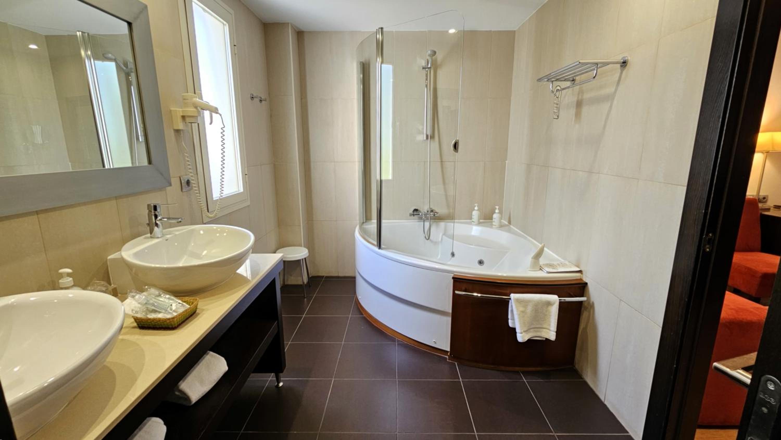 King Suite with Spa Bath photo 3
