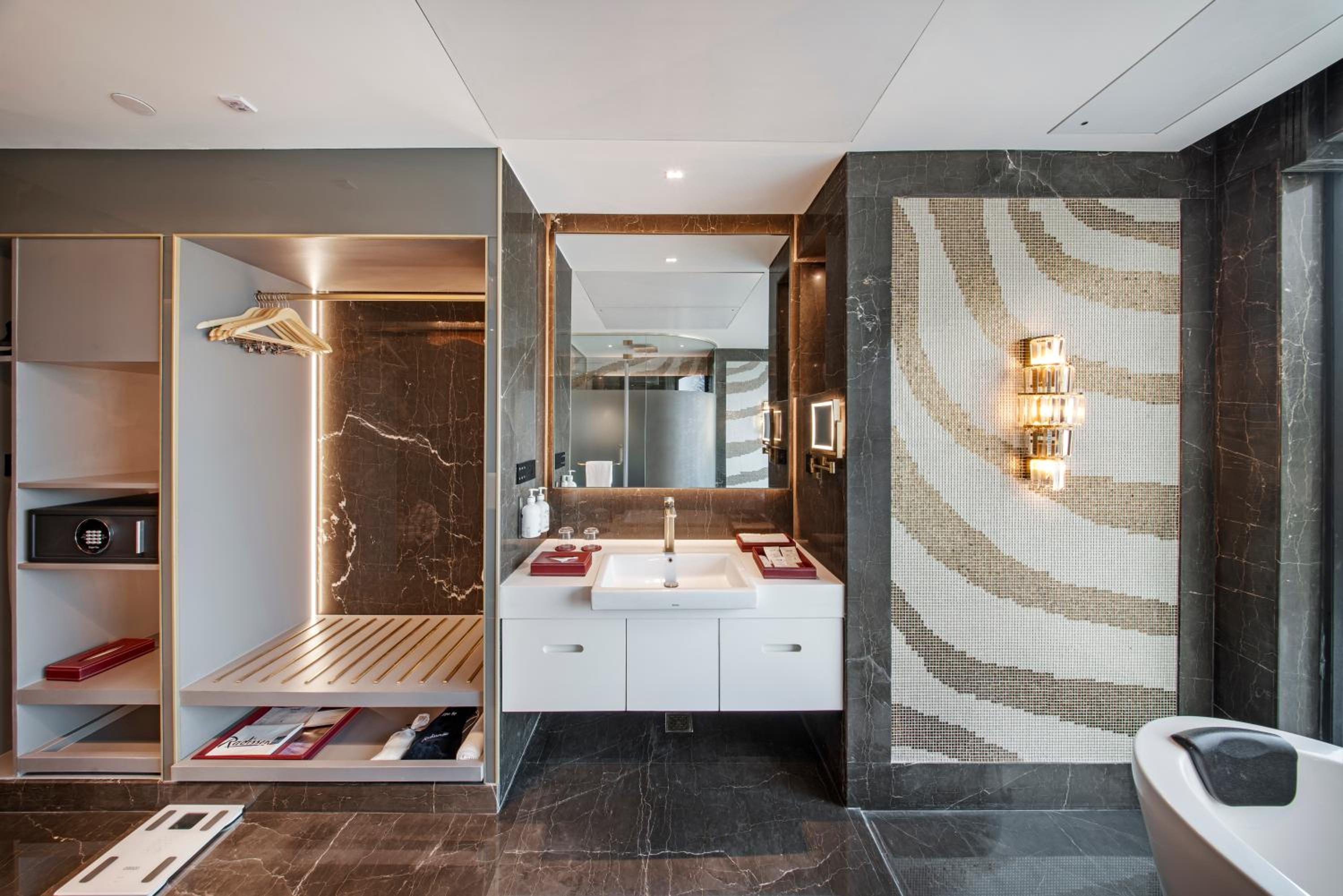 Junior Suite with Airport Transfers and Club Lounge access