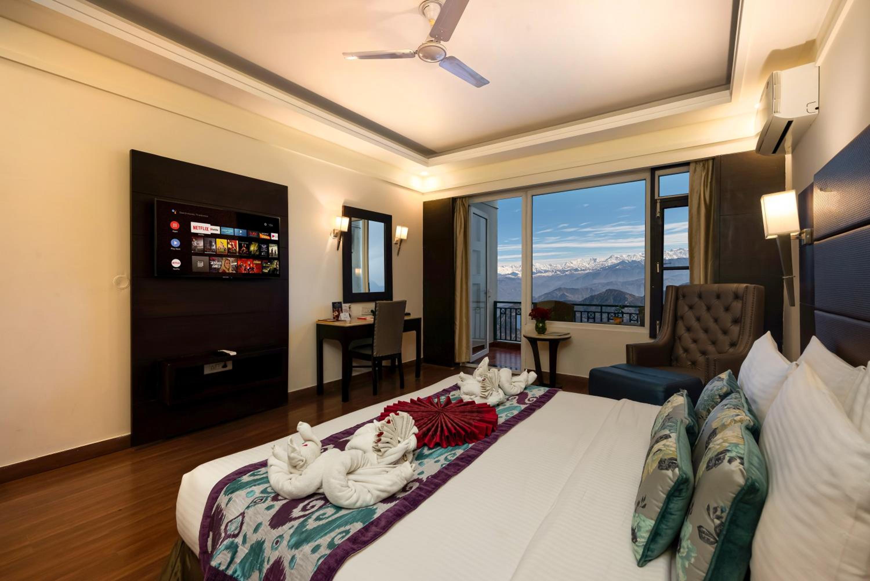Superior Room with Private Balcony - Photo 4