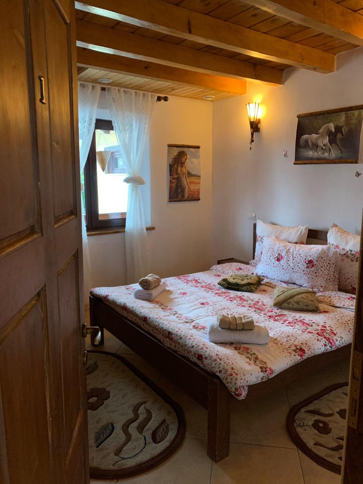 Five-Bedroom House - Photo 10