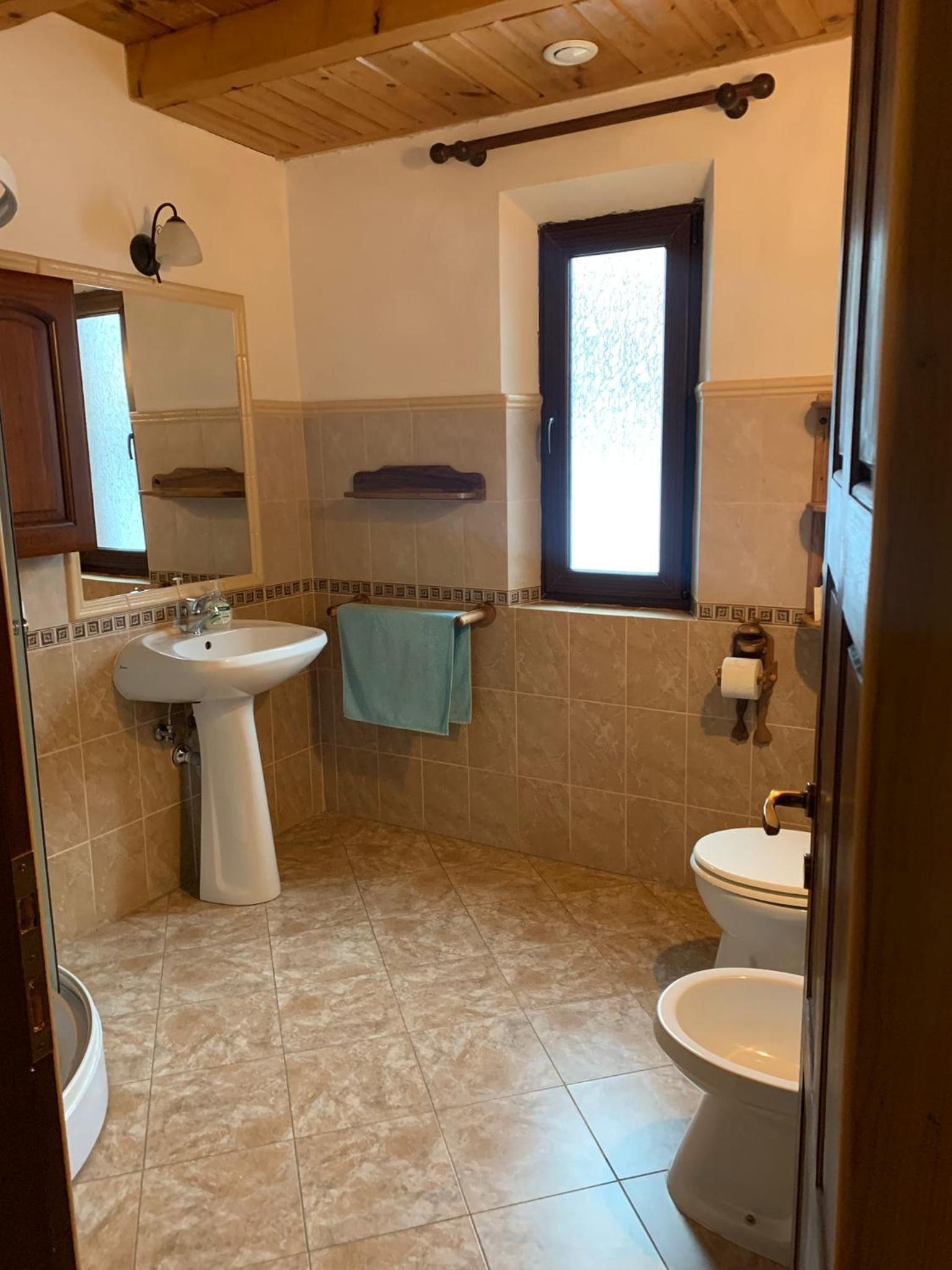 Five-Bedroom House - Photo 28