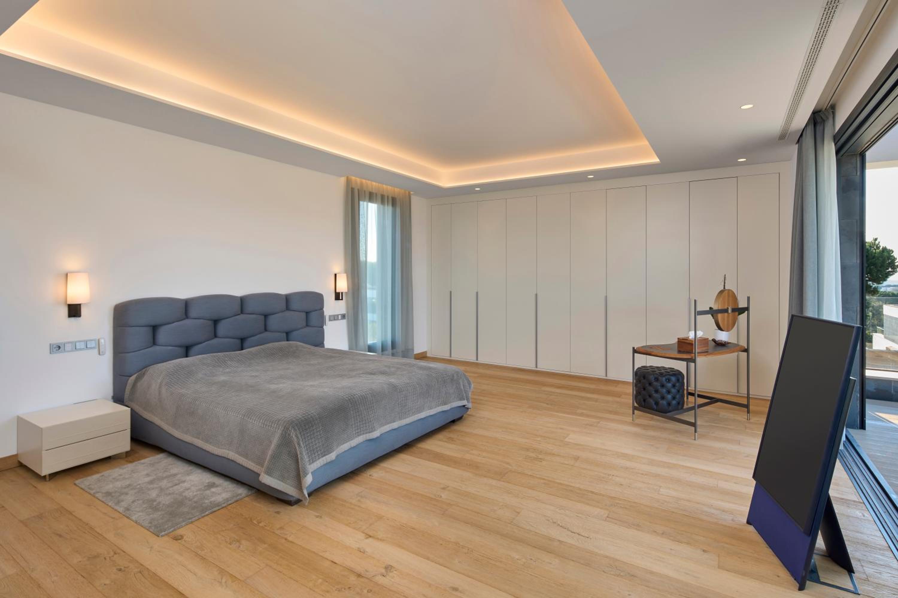 Five-Bedroom House photo 2