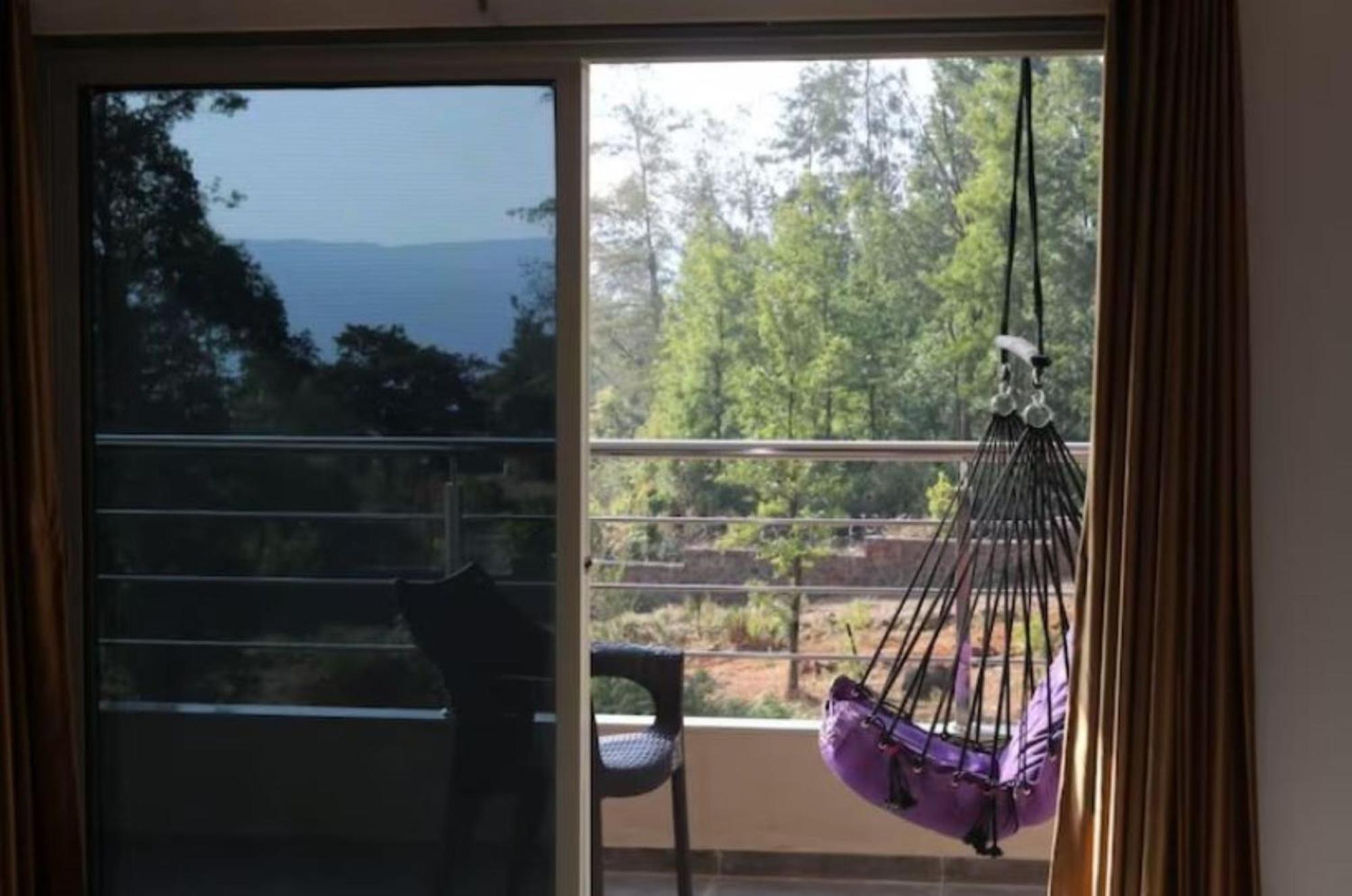 Premium Room With Private Balcony & Mountain View photo 2