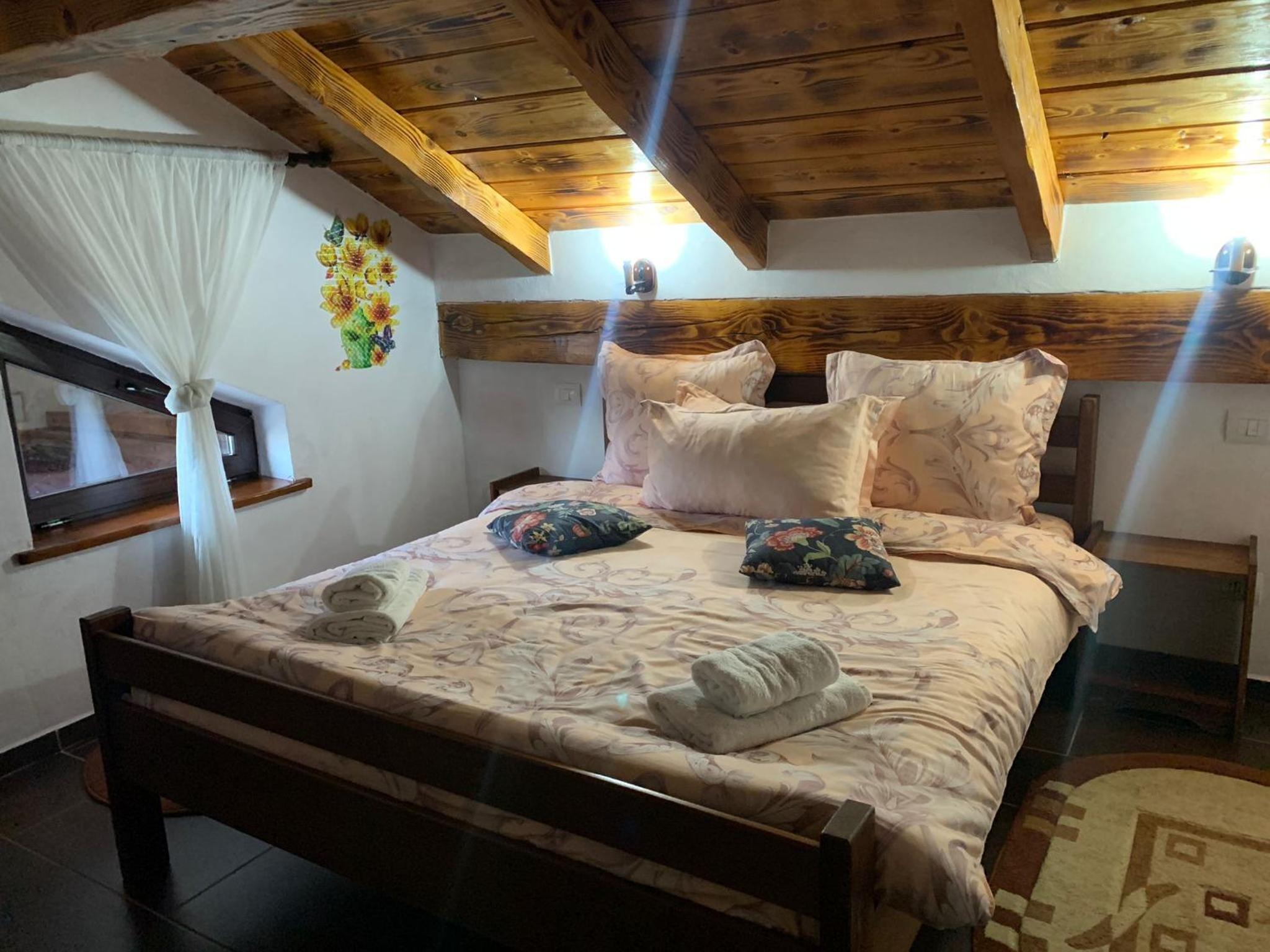 Five-Bedroom House - Photo 36