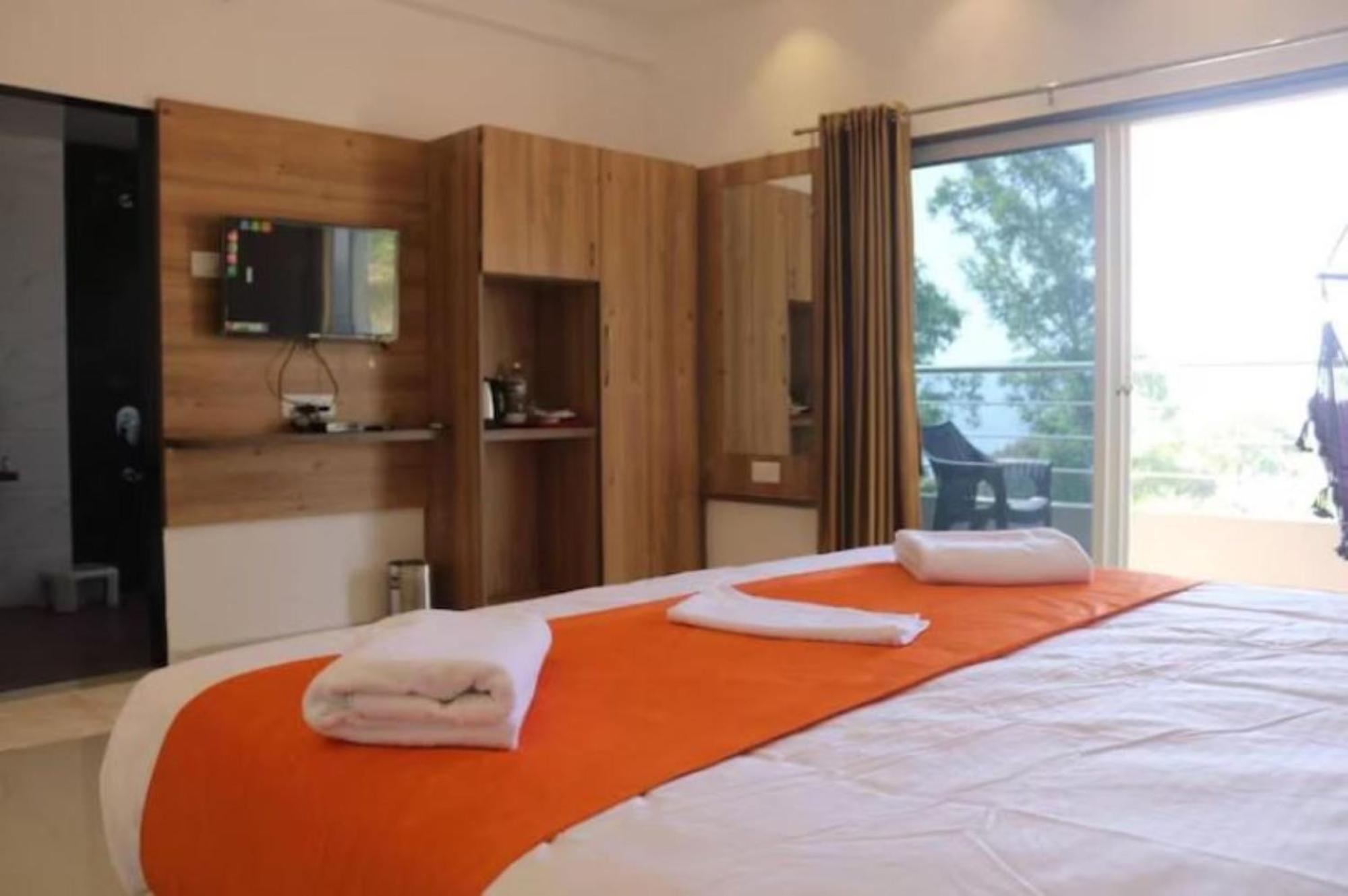 Premium Room With Private Balcony & Mountain View photo 3
