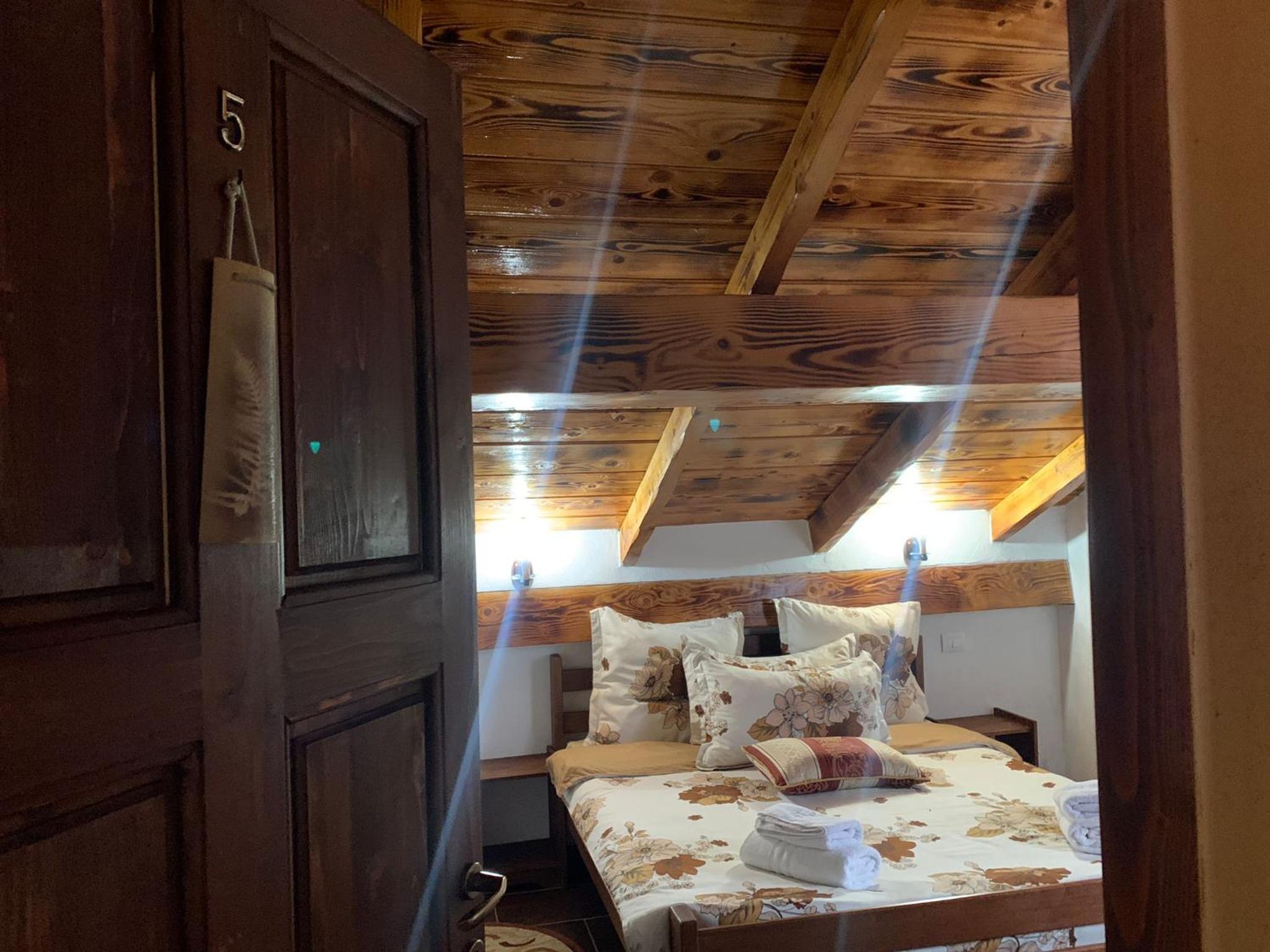 Five-Bedroom House - Photo 12