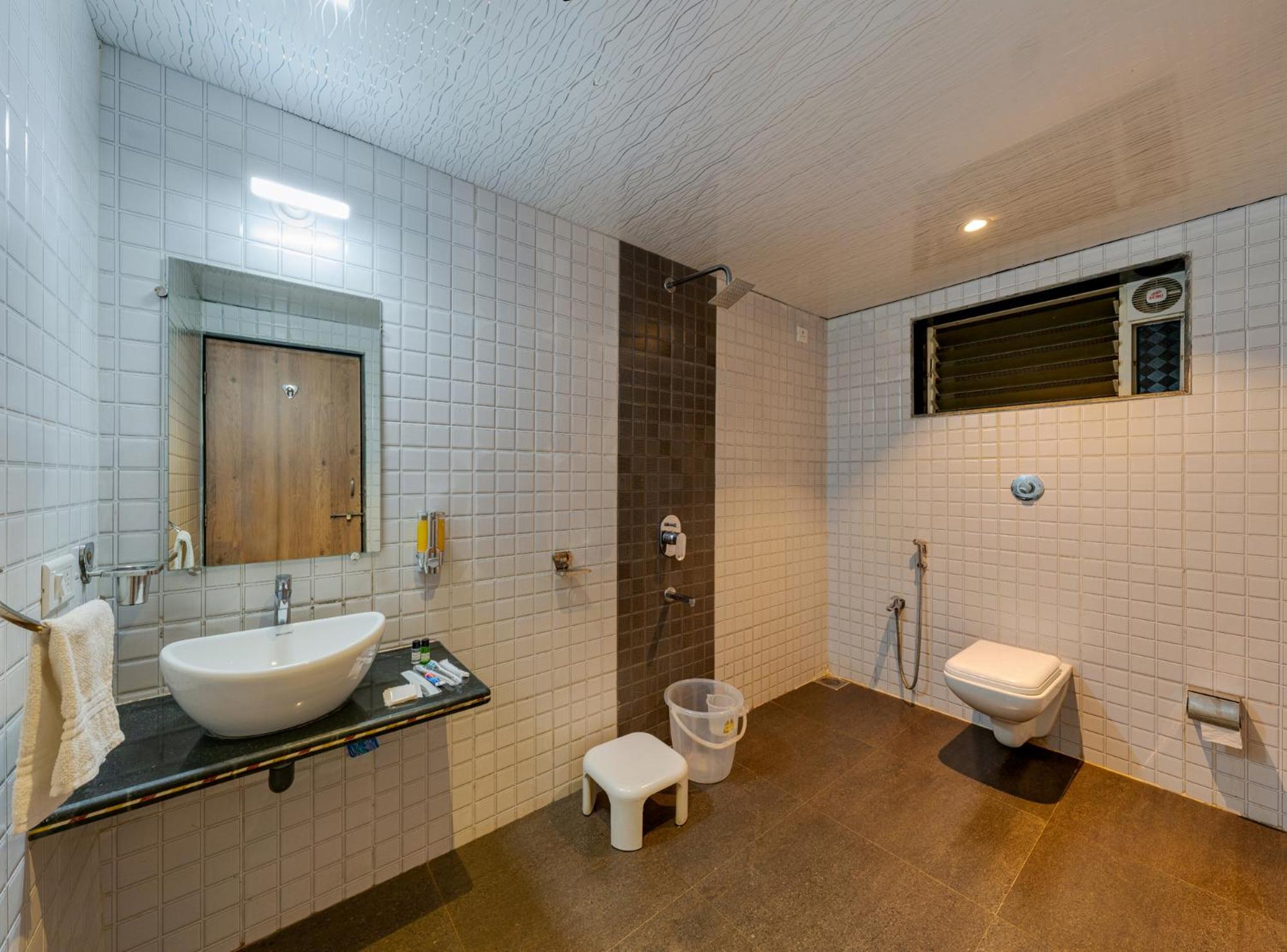 Super Deluxe Room With Balcony - Photo 17