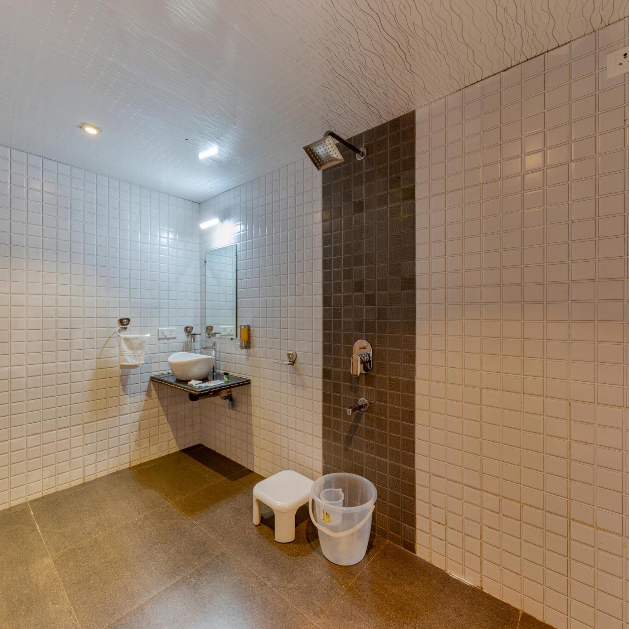Super Deluxe Room With Balcony - Photo 16