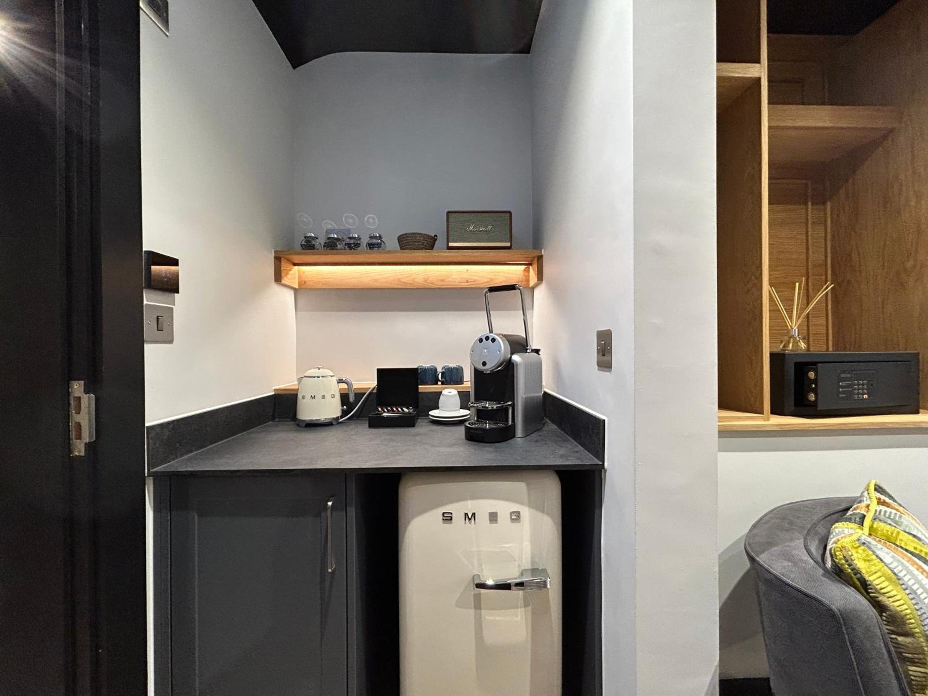 Standard Double Room - Photo 11