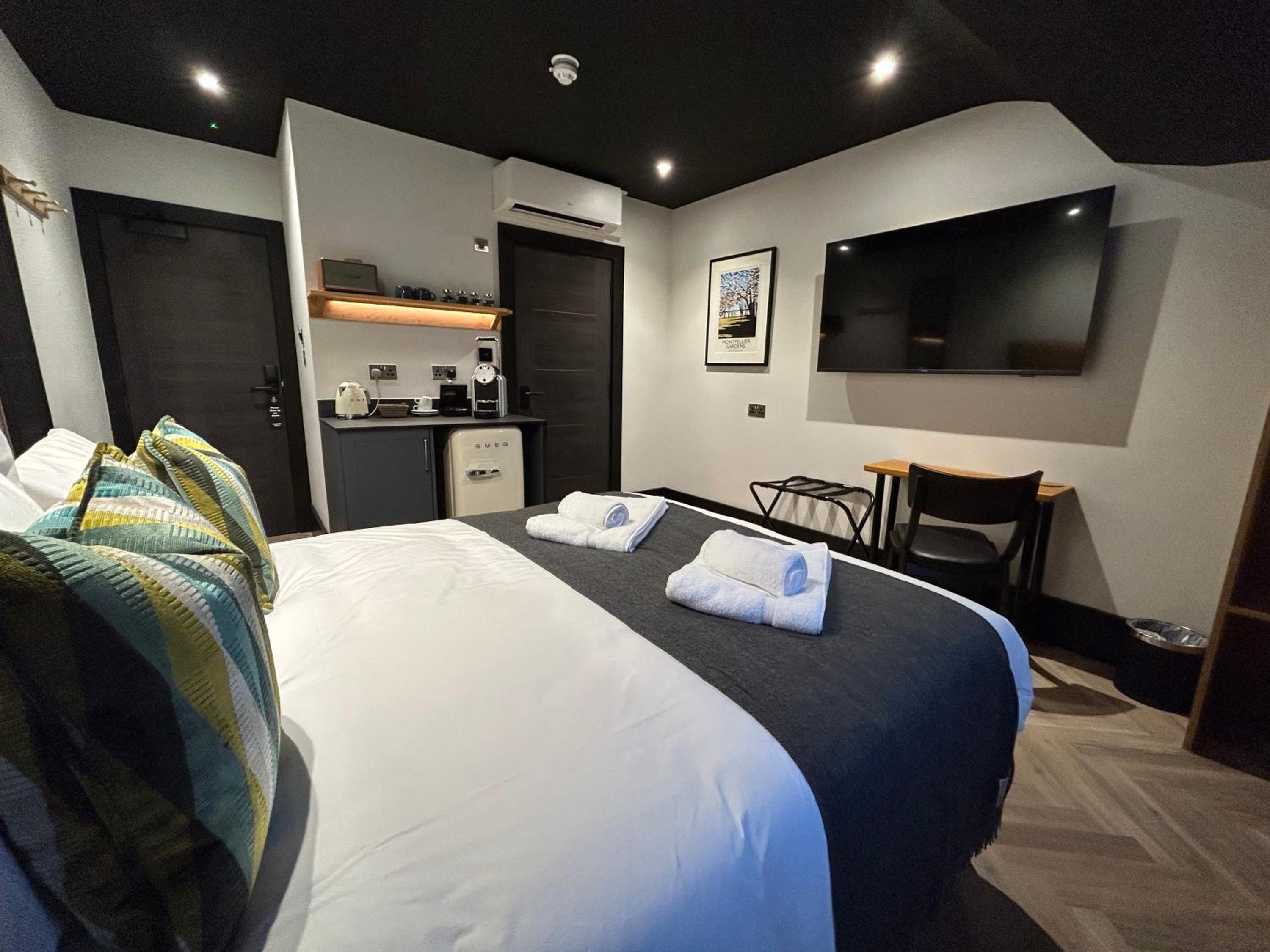 Standard Double Room - Photo 21