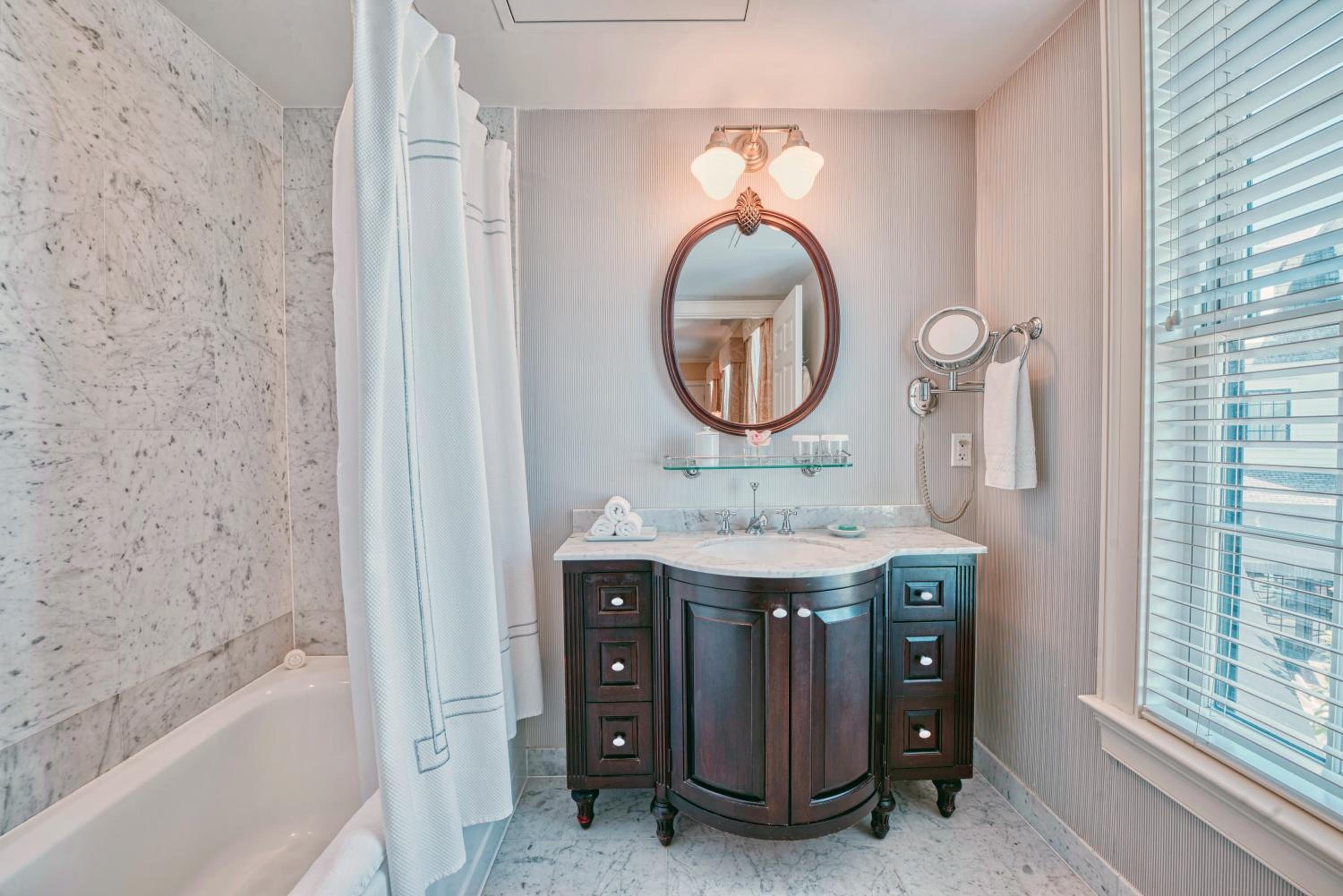 Deluxe King Room - Photo 4