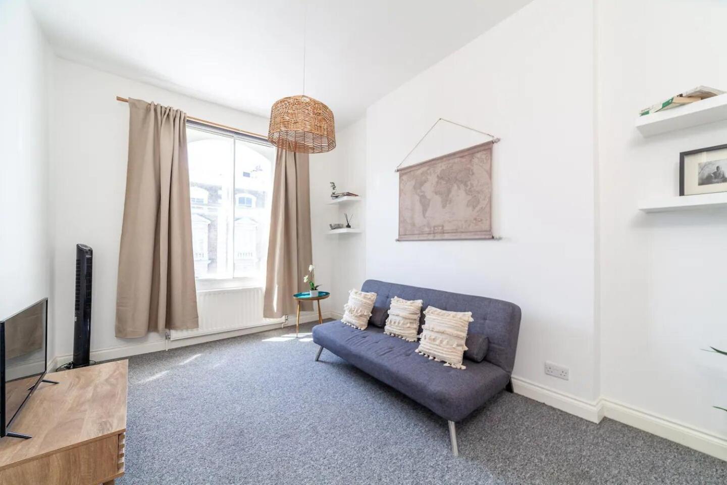One-Bedroom Apartment photo 1