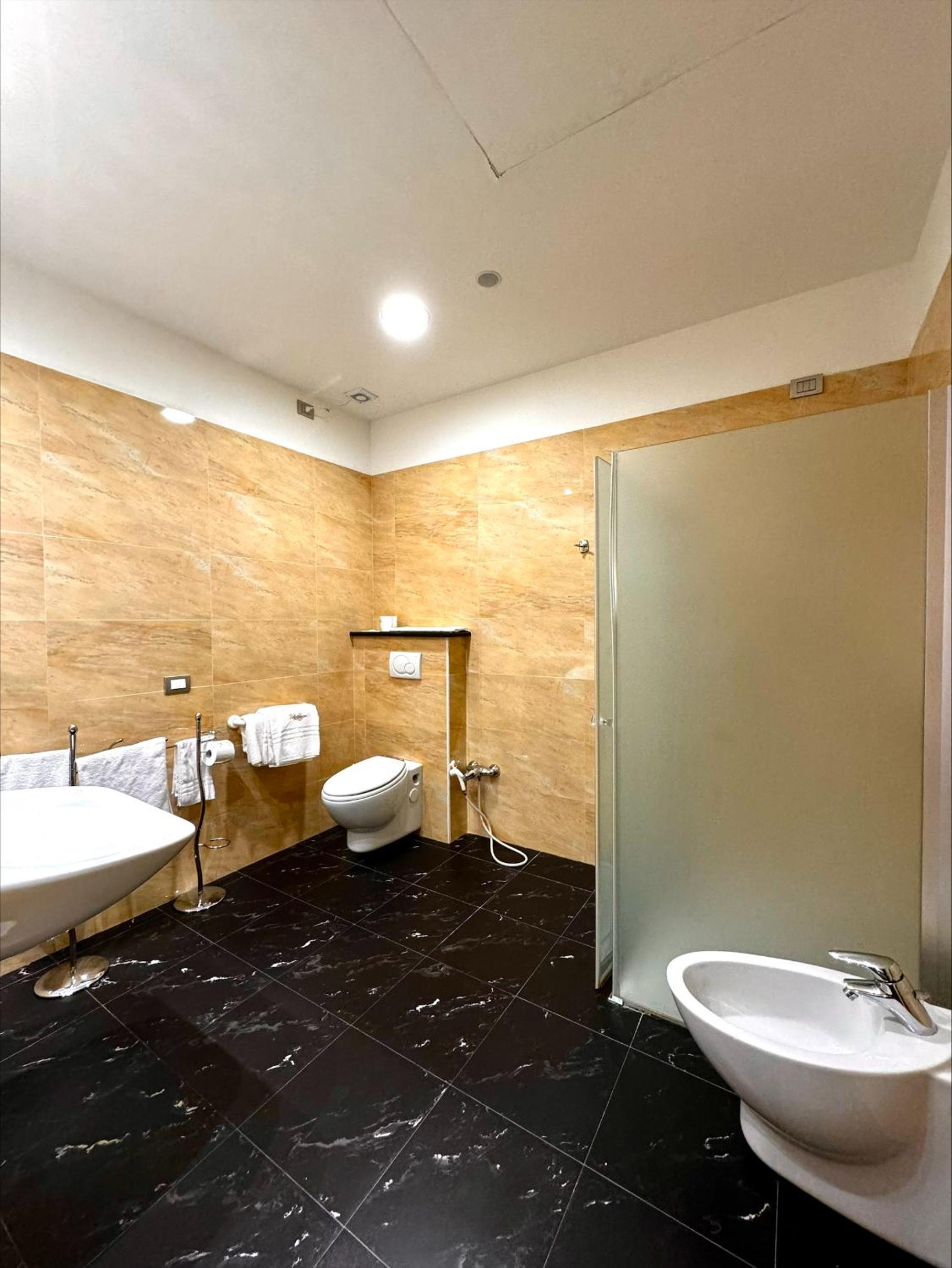 Basic Double or Twin Room - Photo 3
