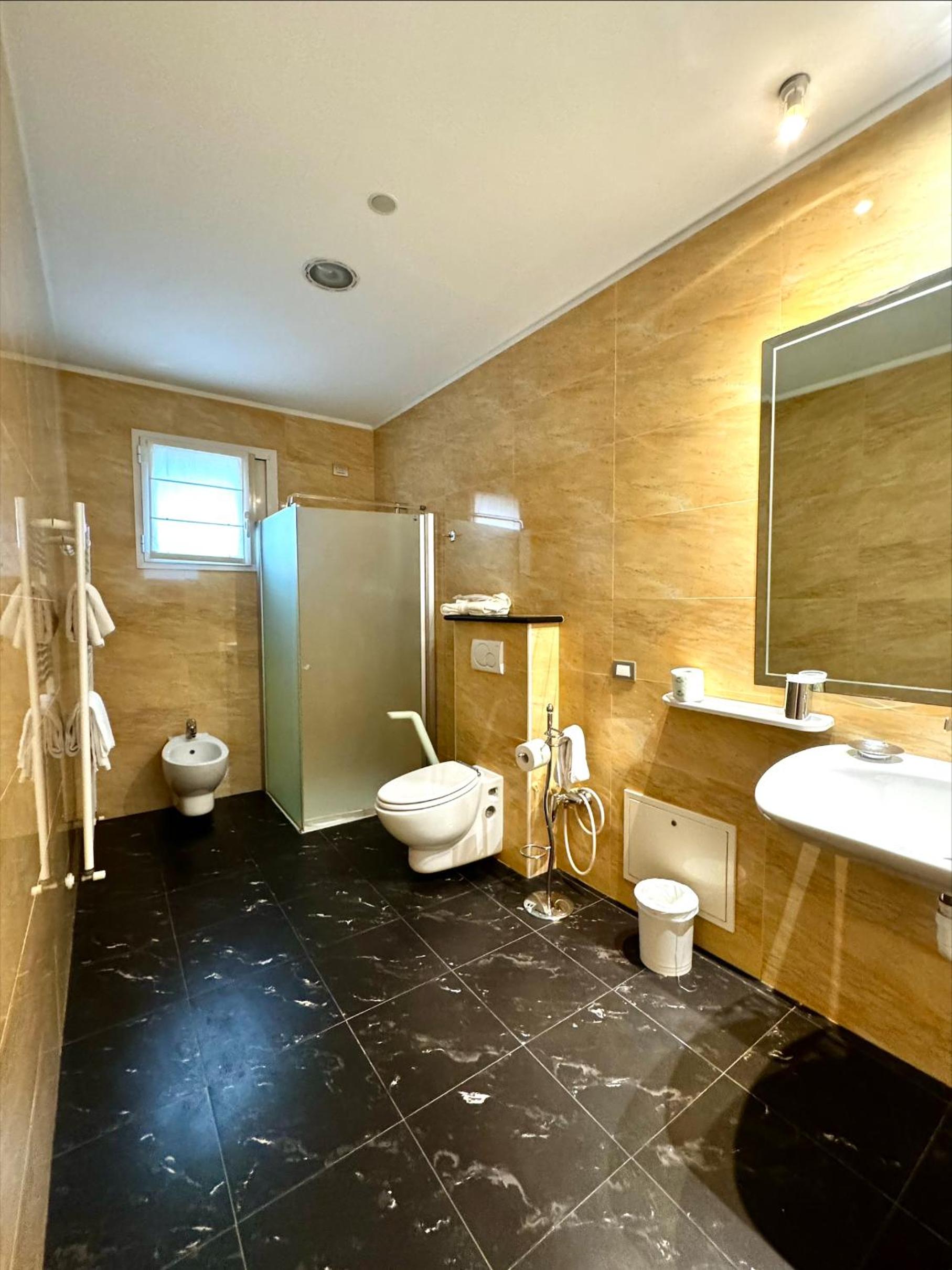 Basic Double or Twin Room - Photo 4