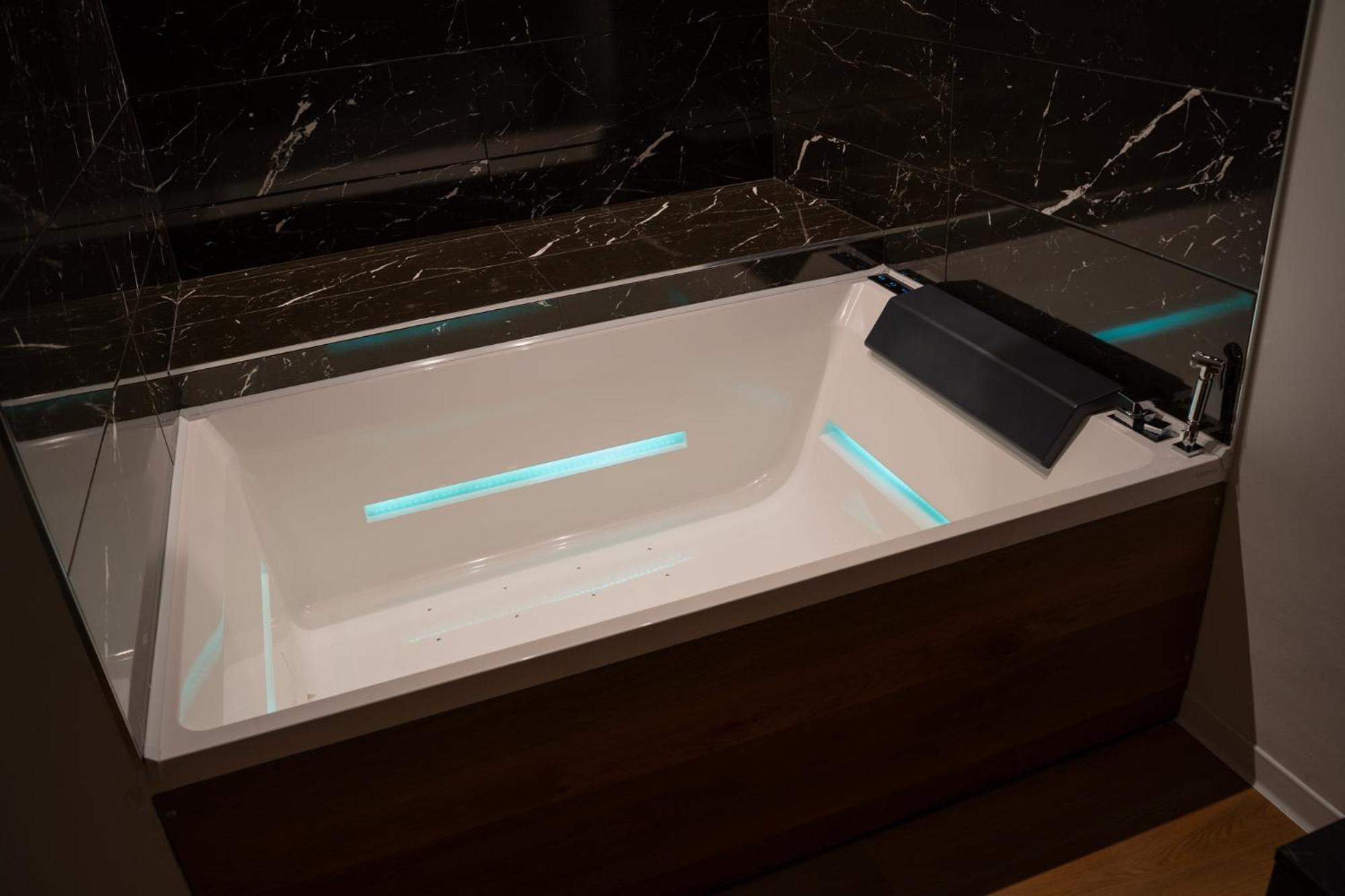 Suite with Hot Tub - Photo 6