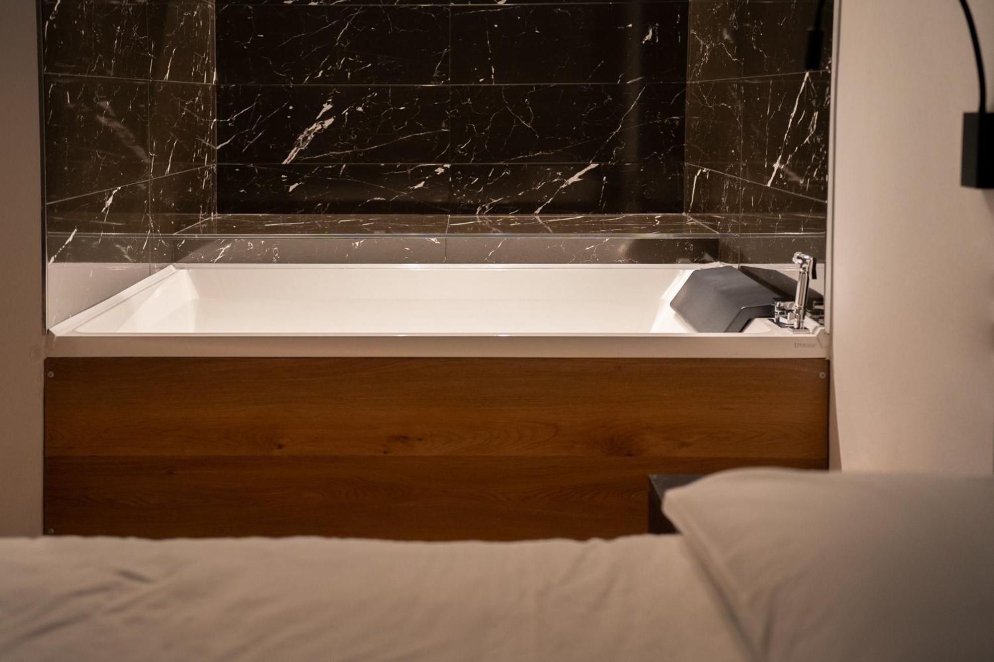 Suite with Hot Tub - Photo 7