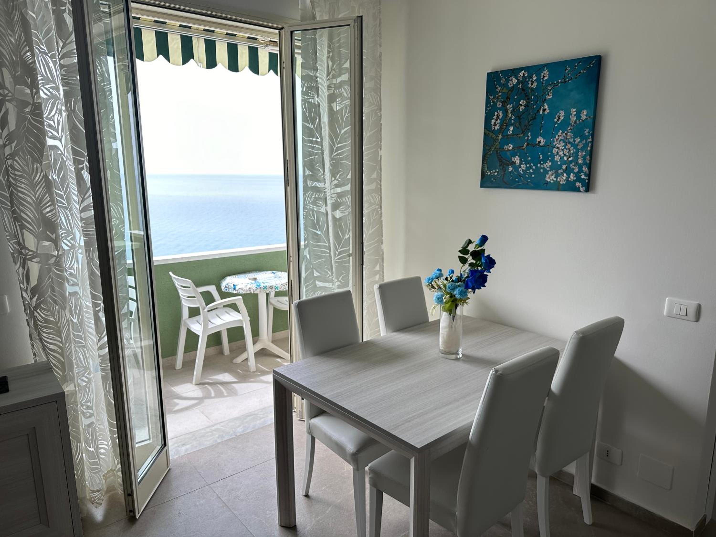 One-Bedroom Apartment with Balcony and Sea View photo 2