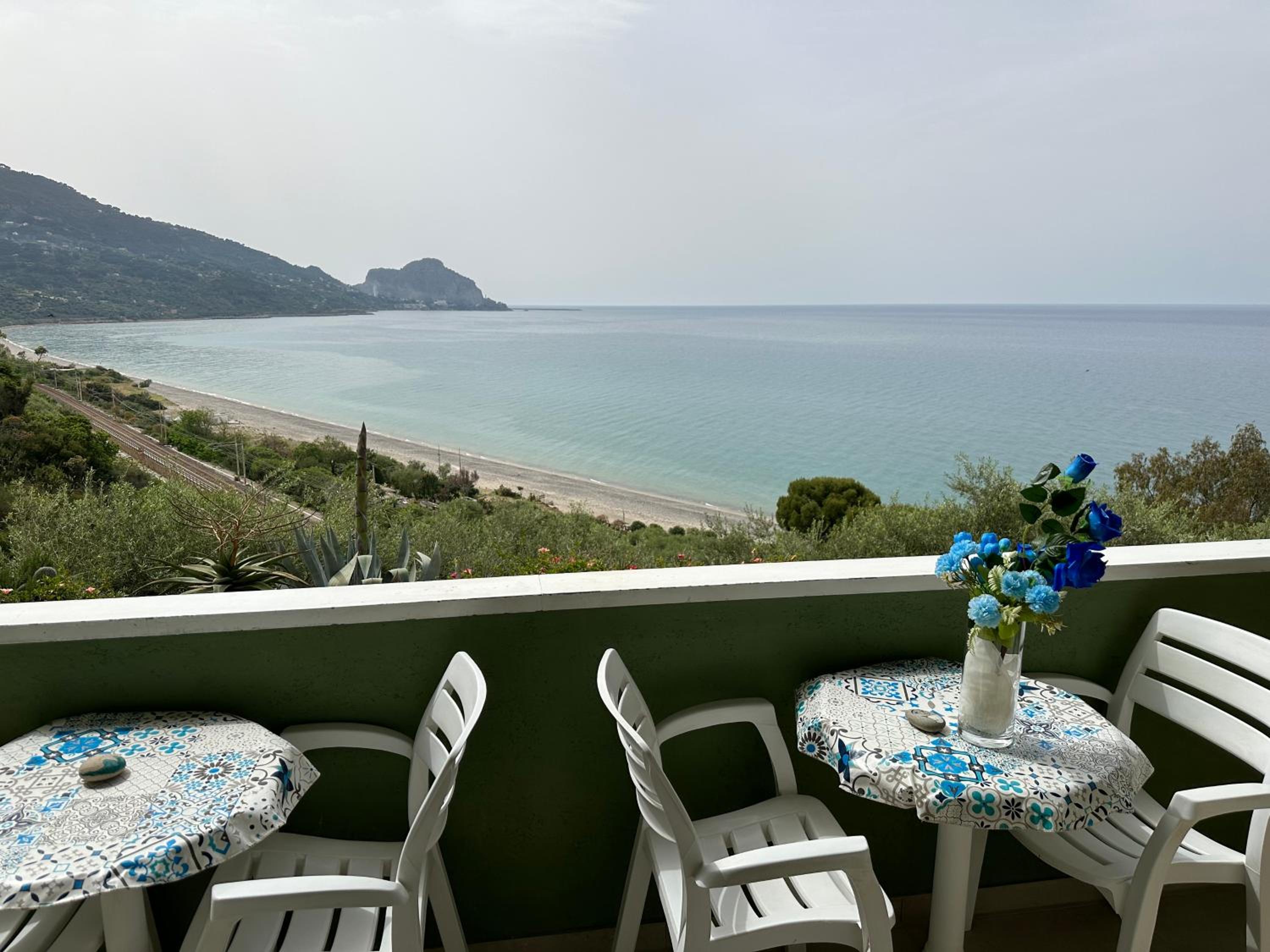 One-Bedroom Apartment with Balcony and Sea View photo 3