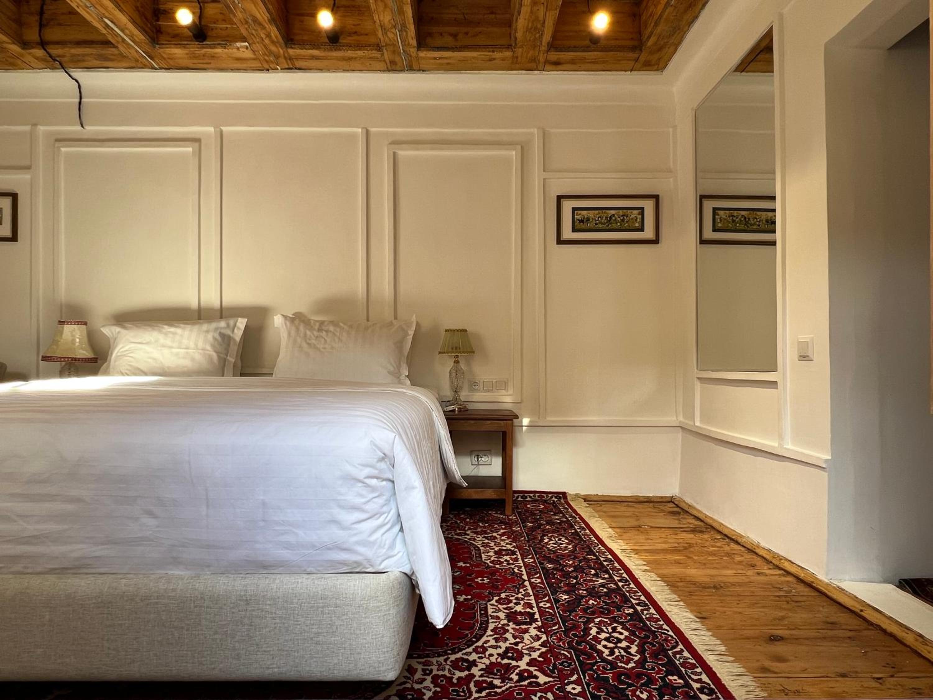 Deluxe Suite with Private Patio photo 2