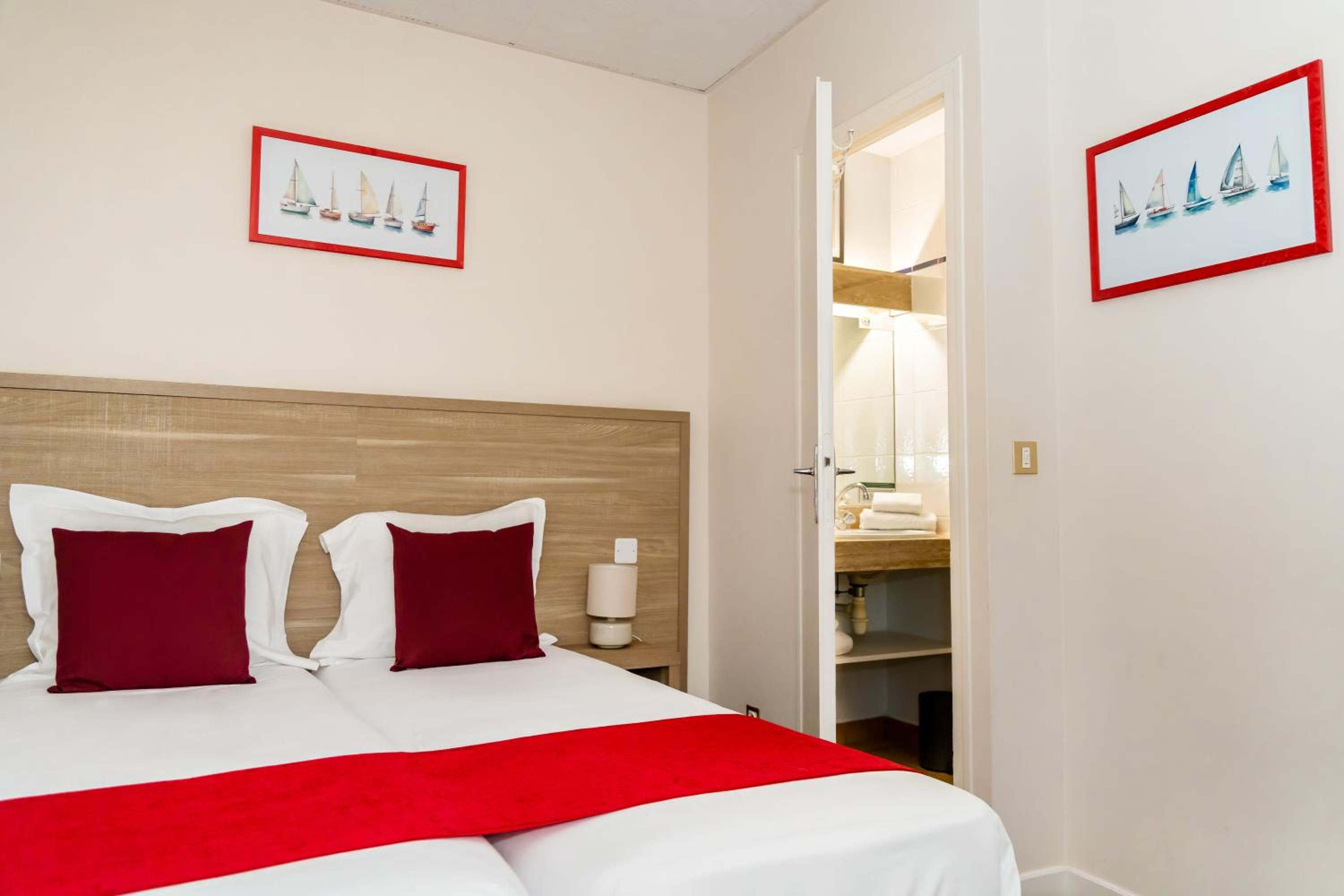 Classic Twin Room in Skipper Building photo 2