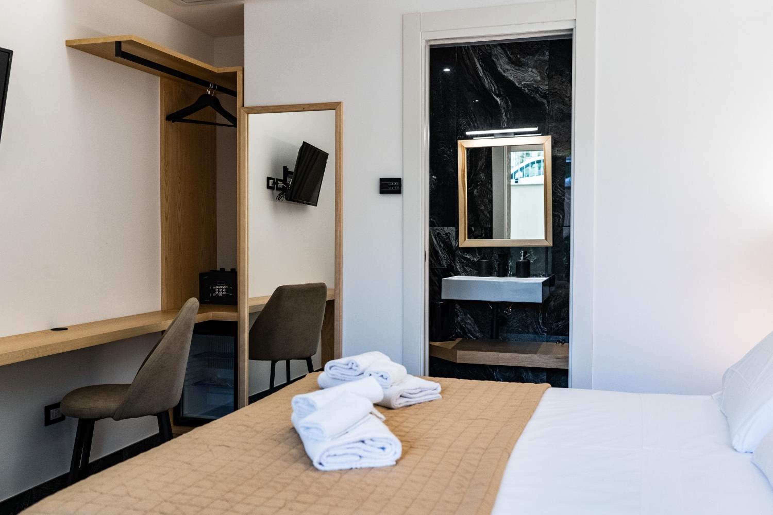 Double Room - Photo 33