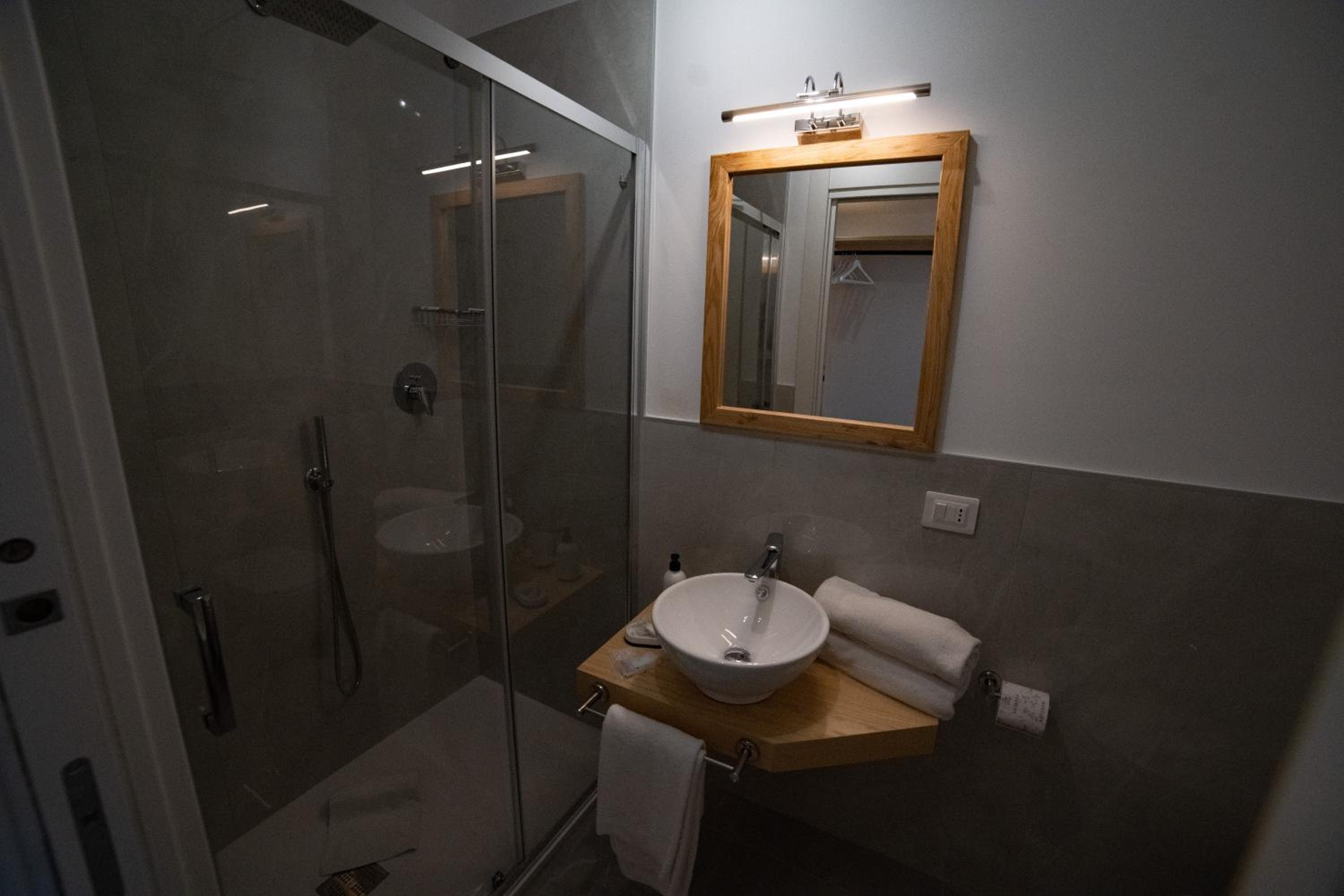 Double Room - Photo 16