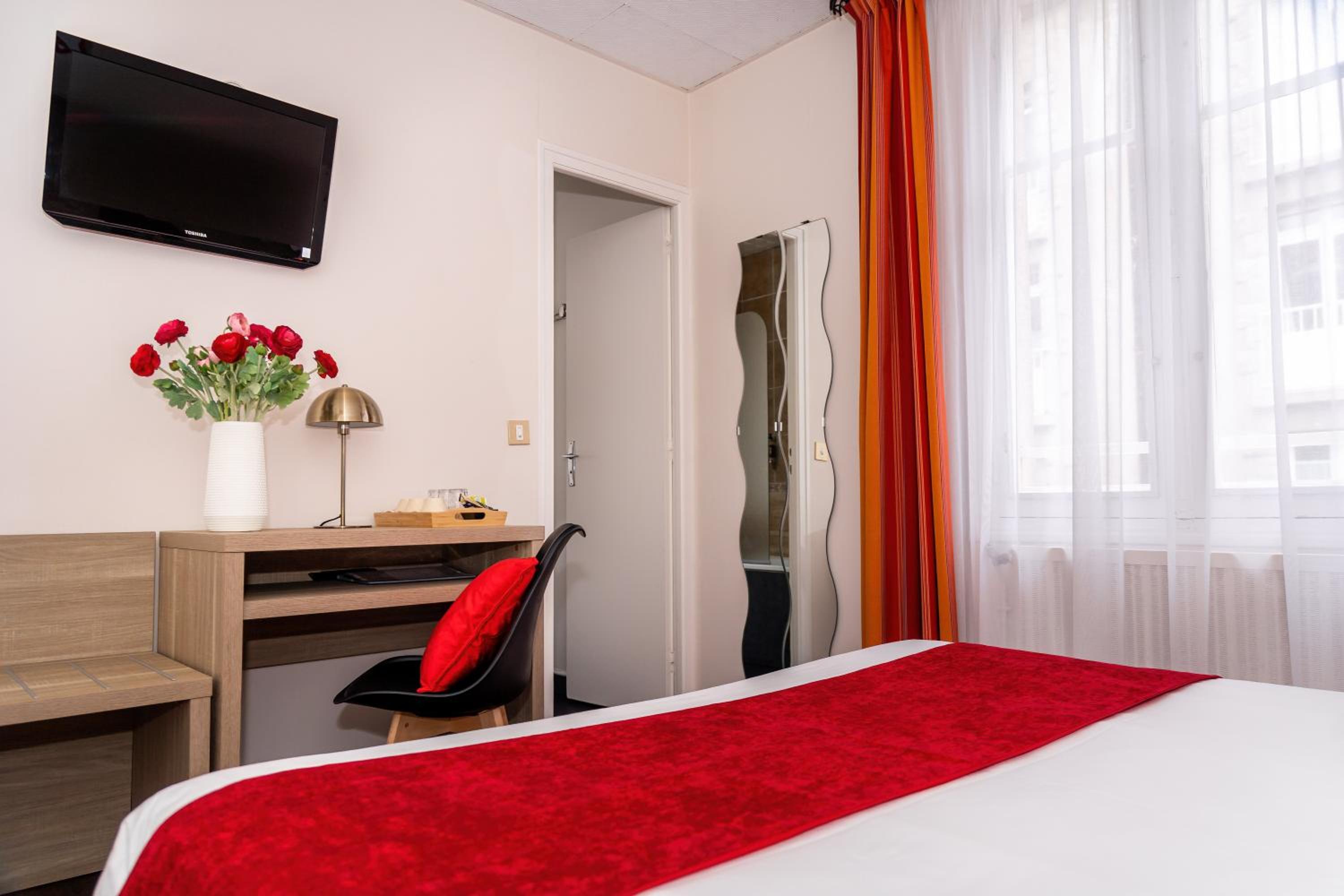 Classic Triple Room with Bath in Skipper Building photo 3