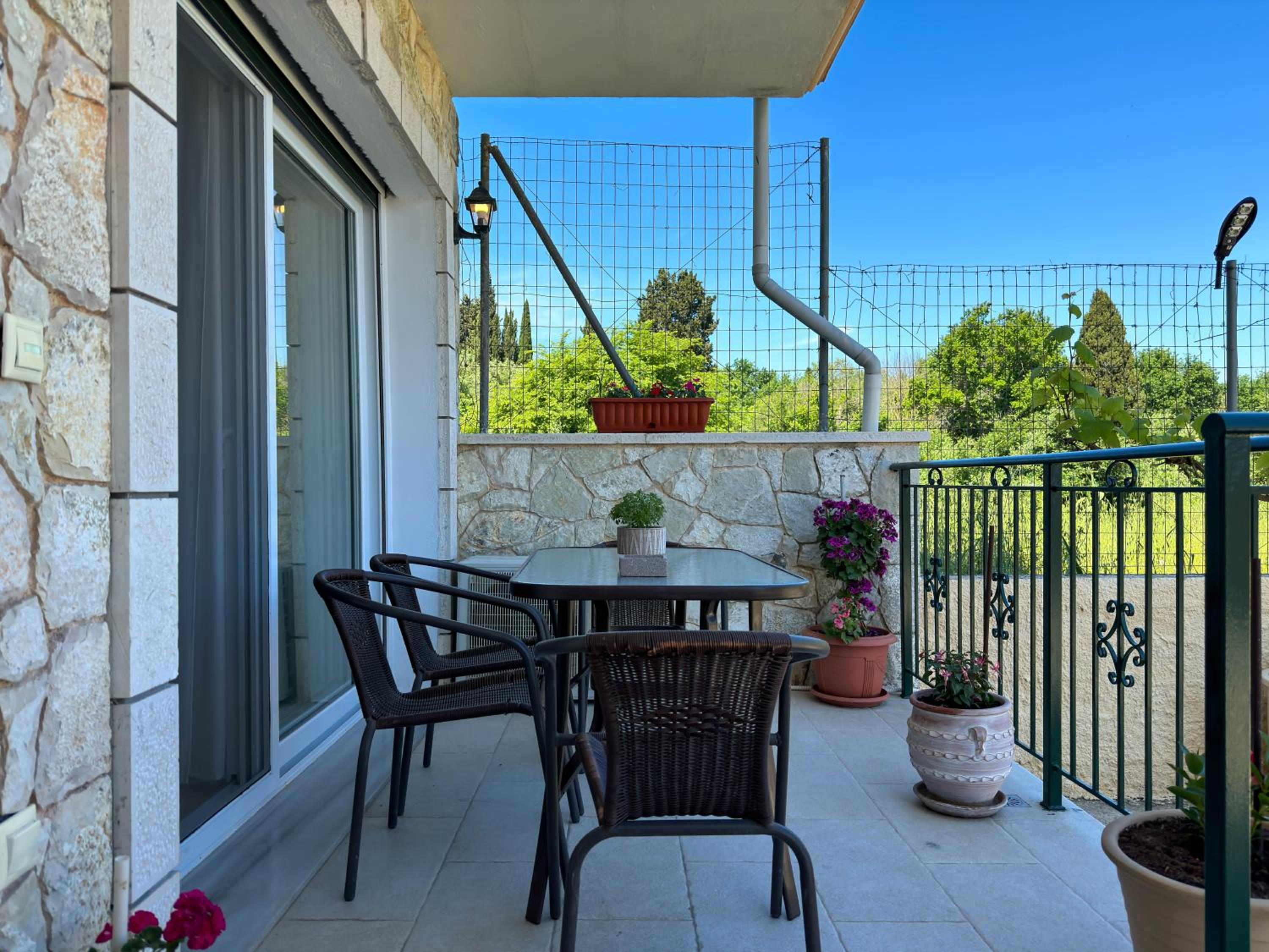 Two-Bedroom Apartment With Balcony And Terrace photo 3