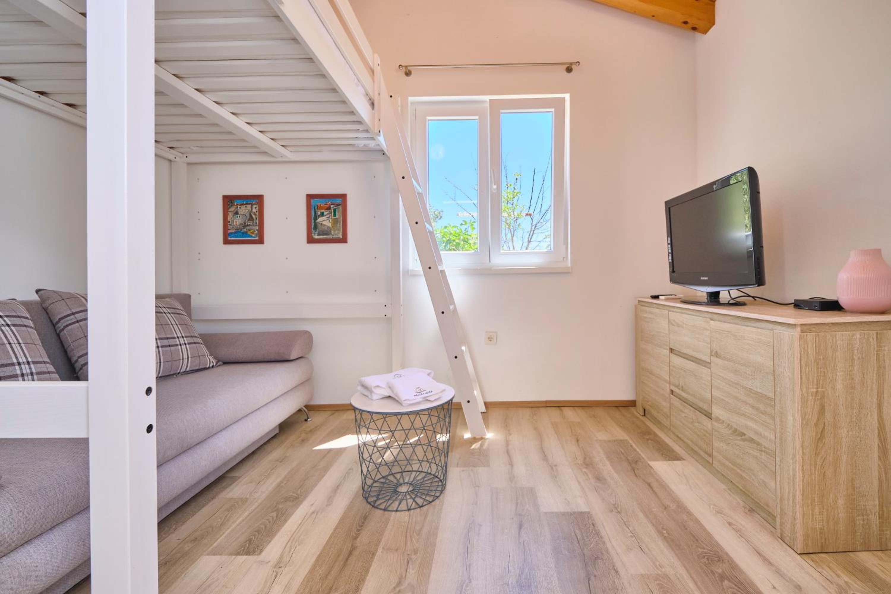 Five-Bedroom House photo 1