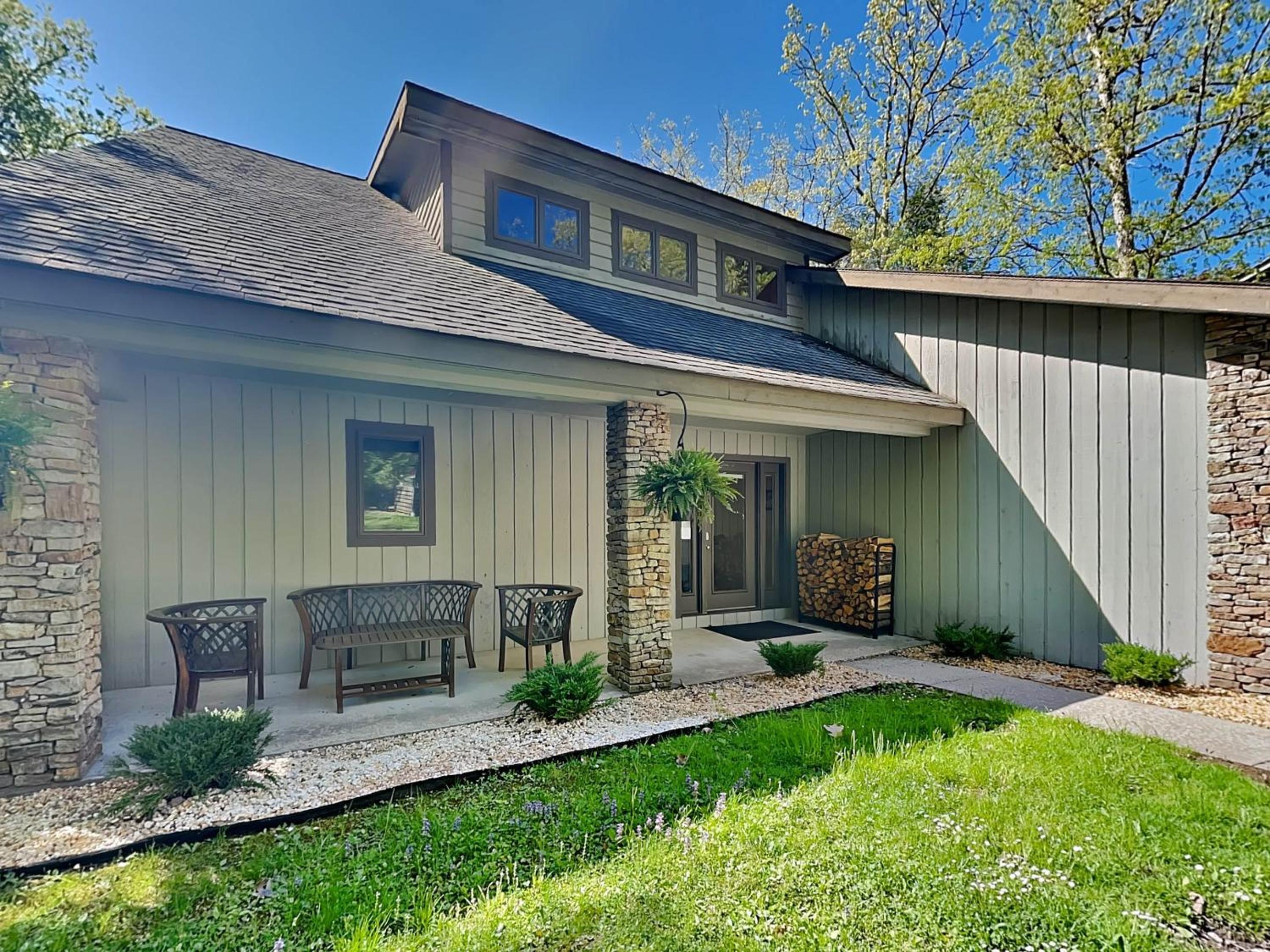 Five-Bedroom House photo 2
