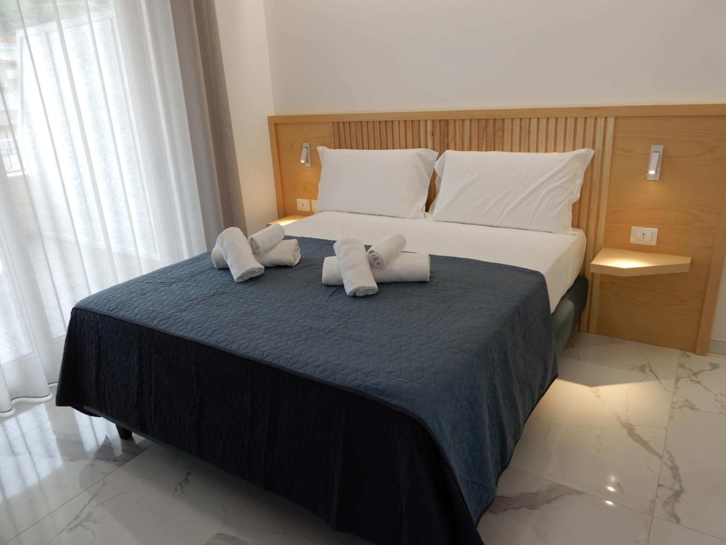 Double Room - Photo 9
