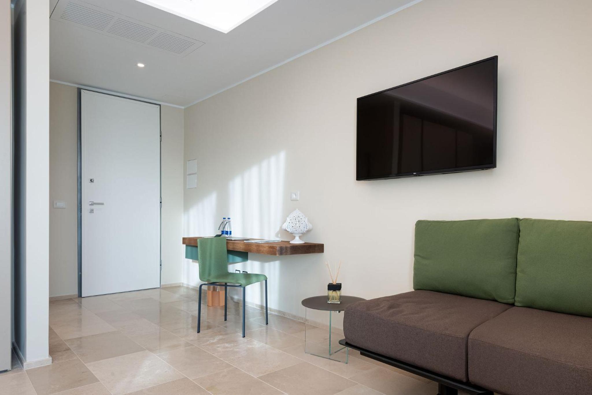Deluxe Double Room with Balcony or Patio - Photo 3