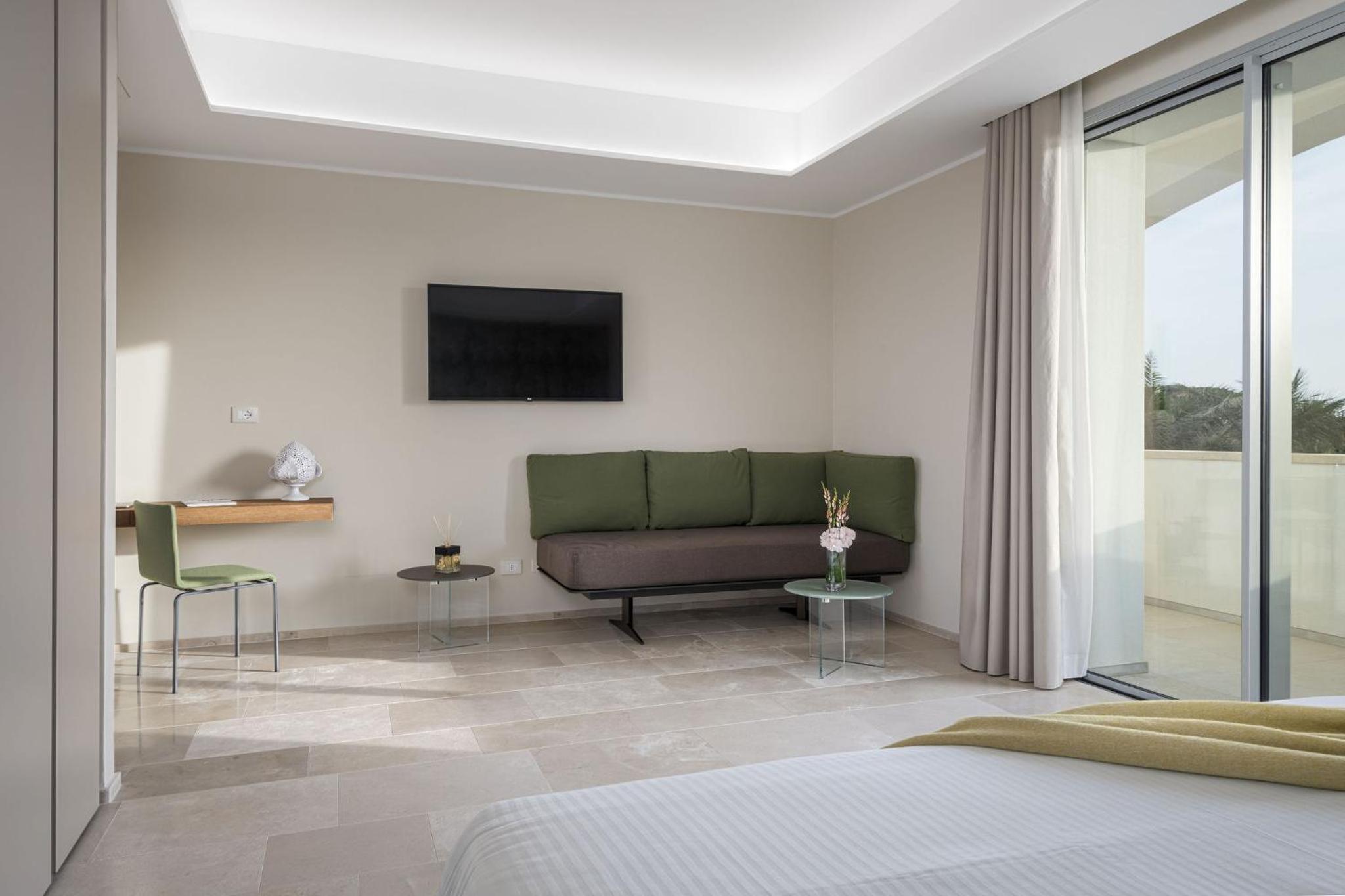 Deluxe Double Room with Balcony or Patio - Photo 2