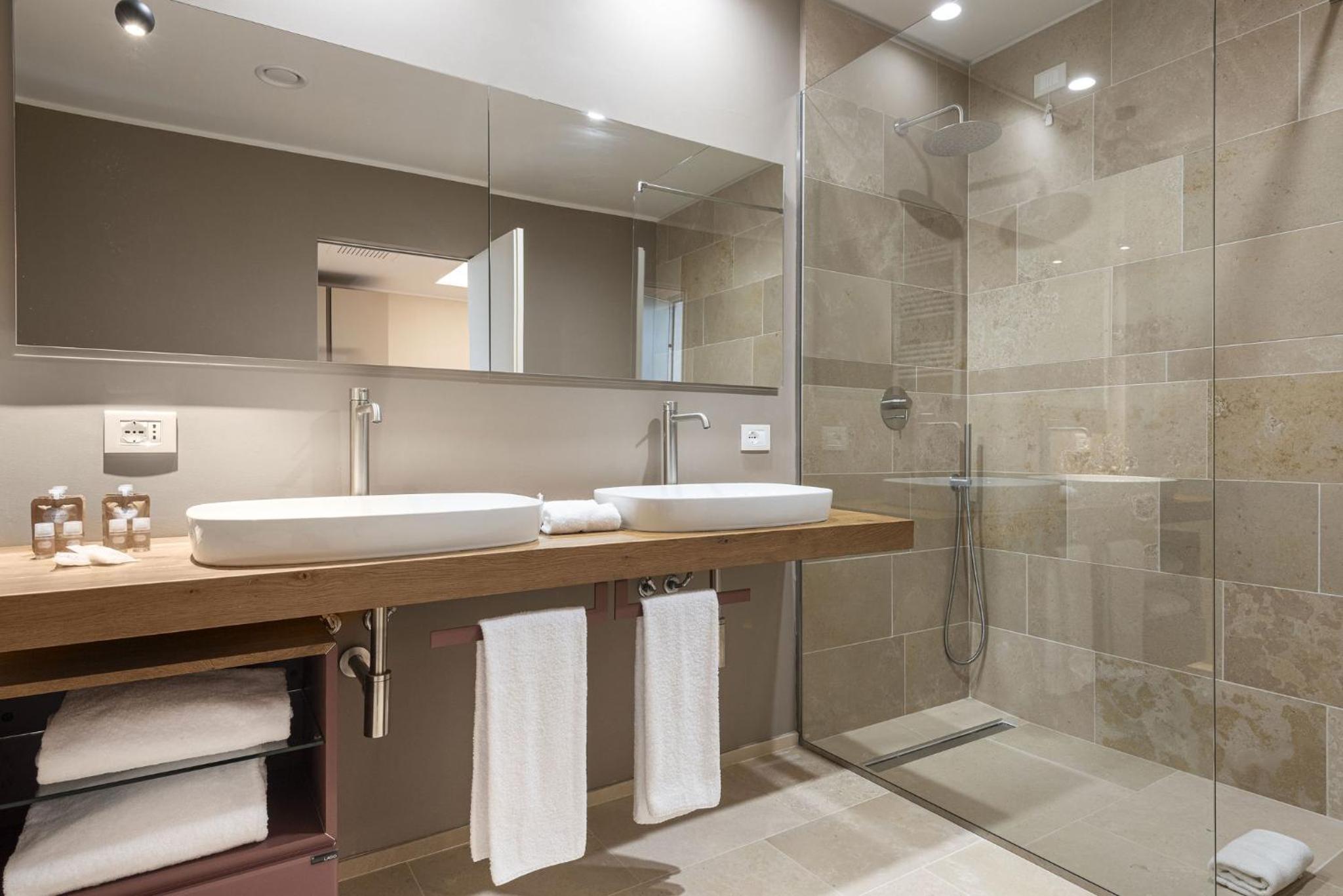 Deluxe Double Room with Balcony or Patio - Photo 4