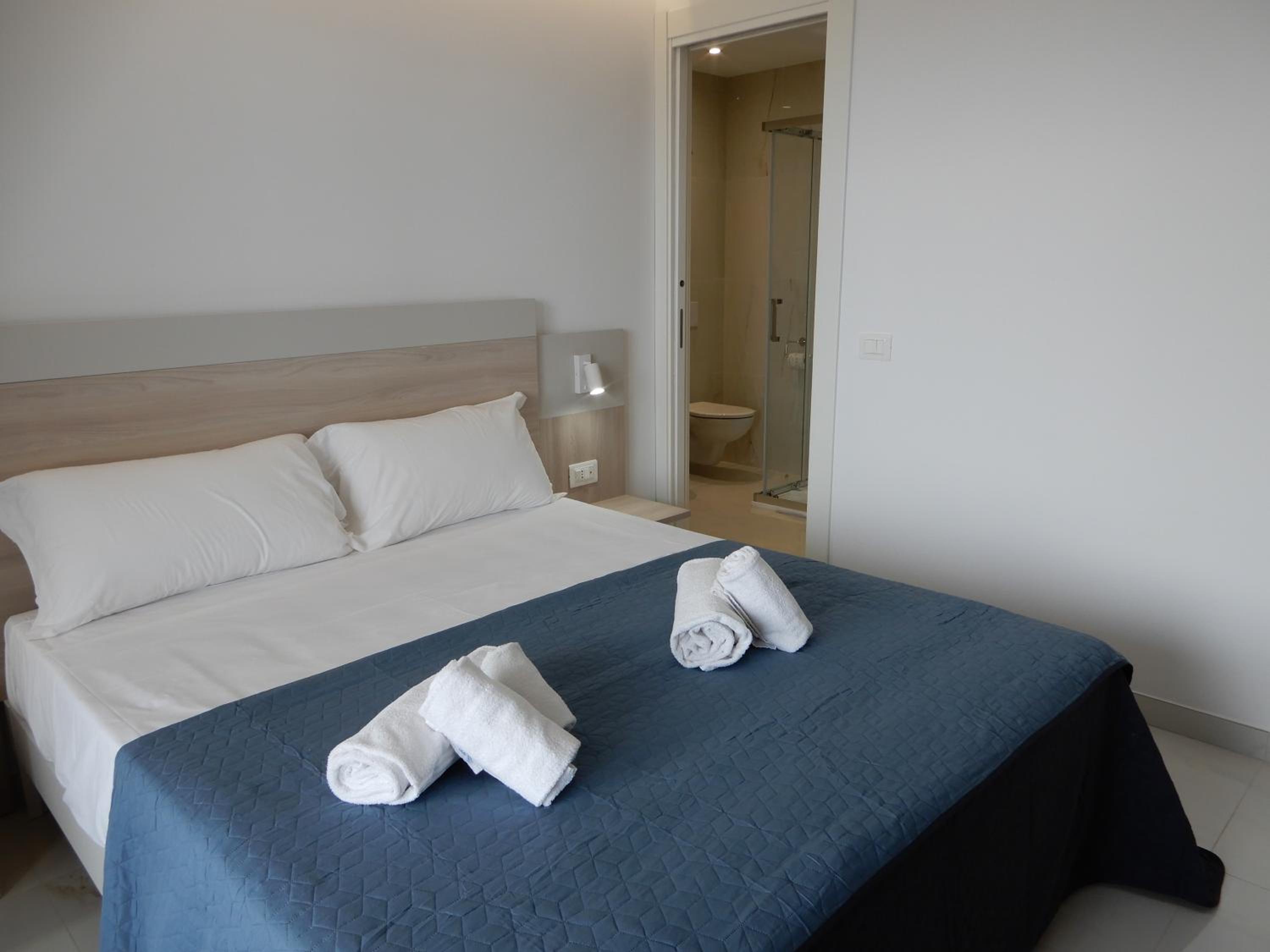 Double Room - Photo 10