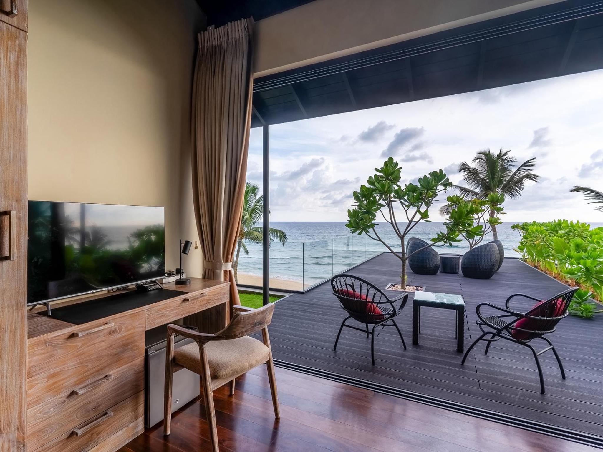 Deluxe Double Room with Balcony and Sea View